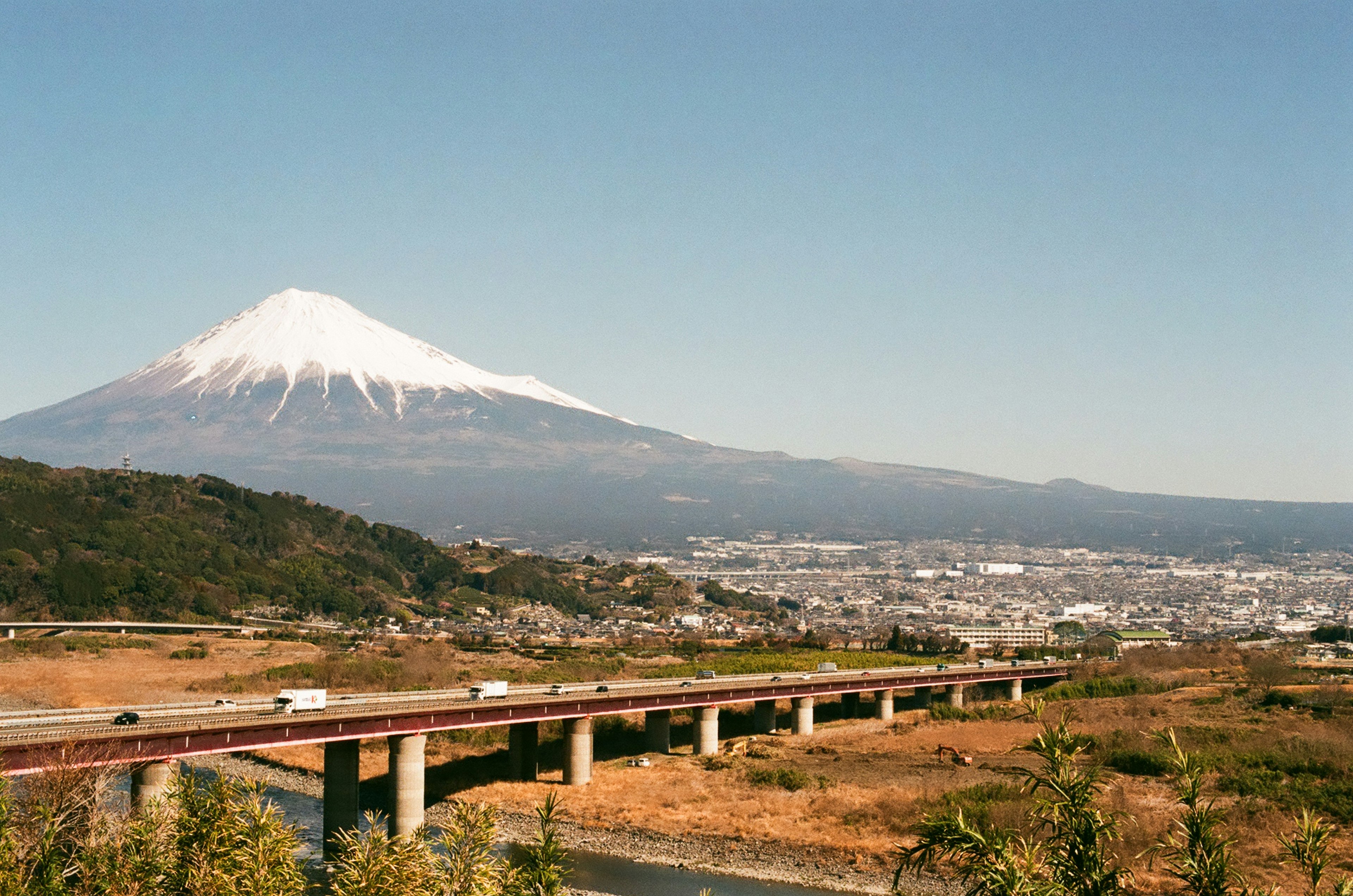 富士山の雪をかぶった頂上とその周囲の風景を捉えた画像