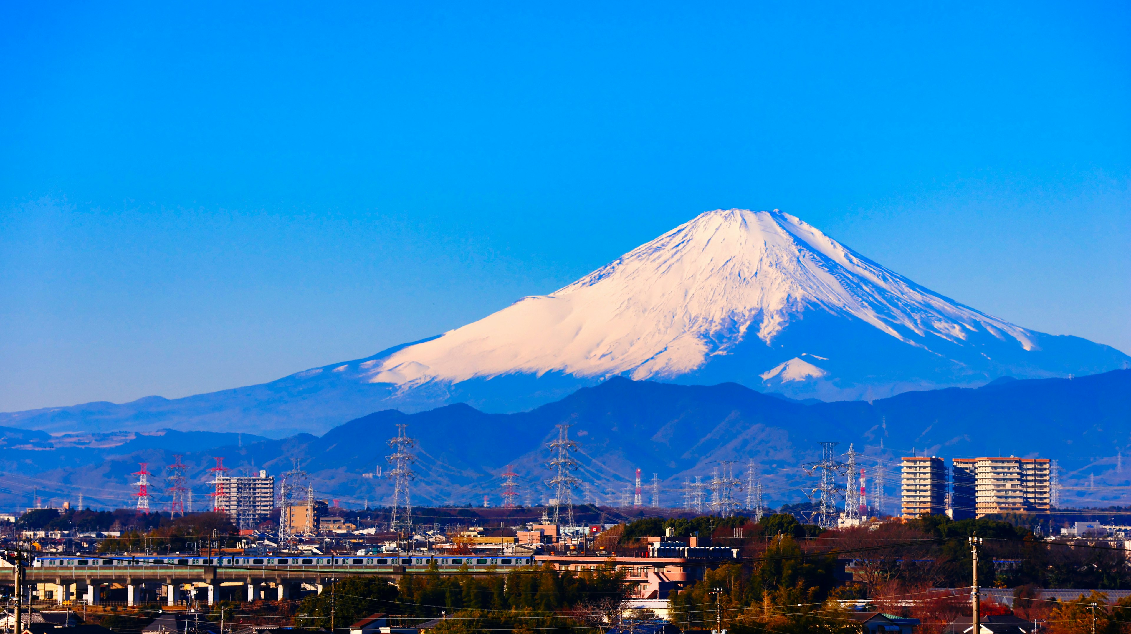 Gunung Fuji bersalju di bawah langit biru cerah