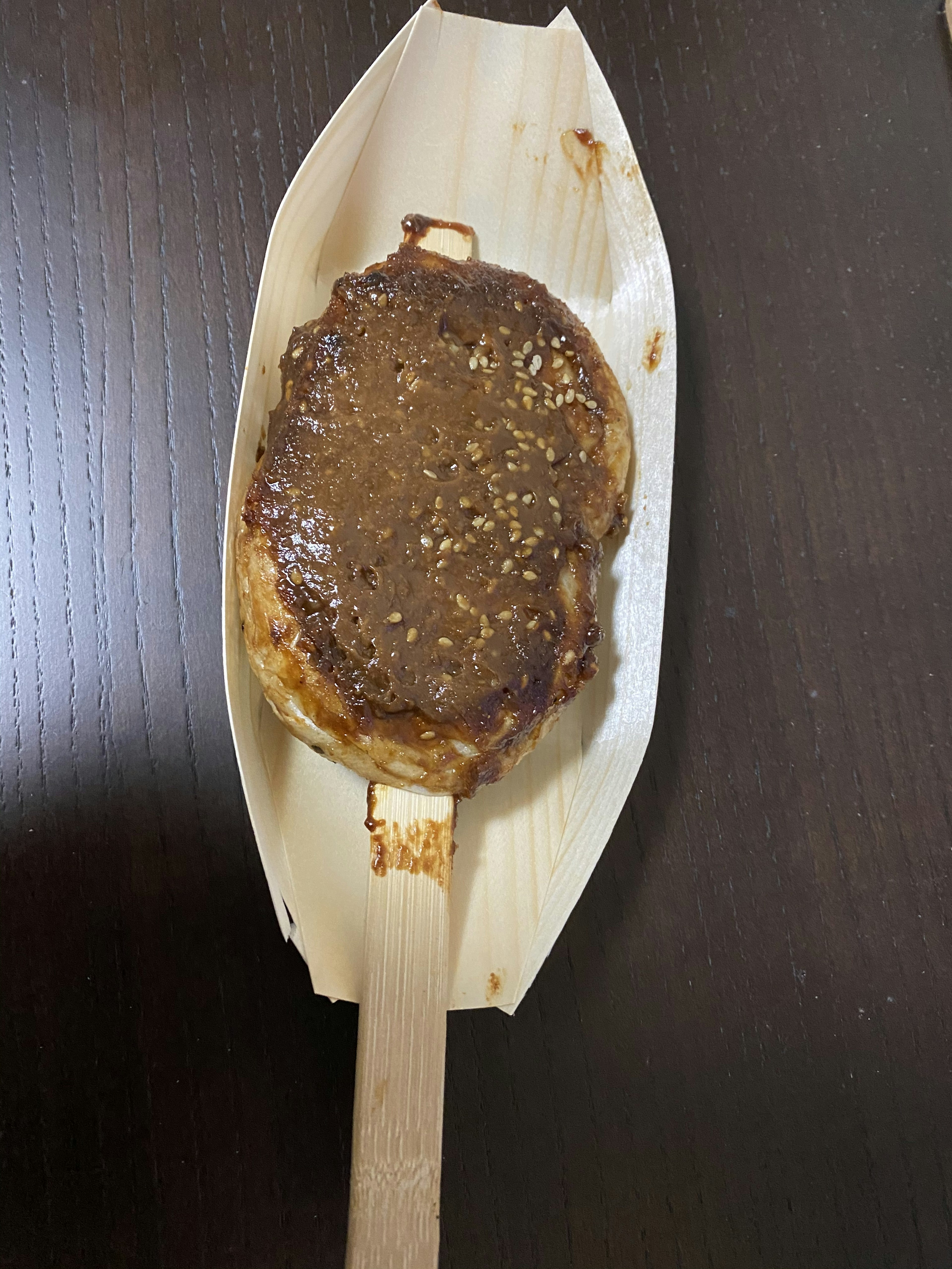 Makanan penutup yang ditutupi saus cokelat di atas stik kayu