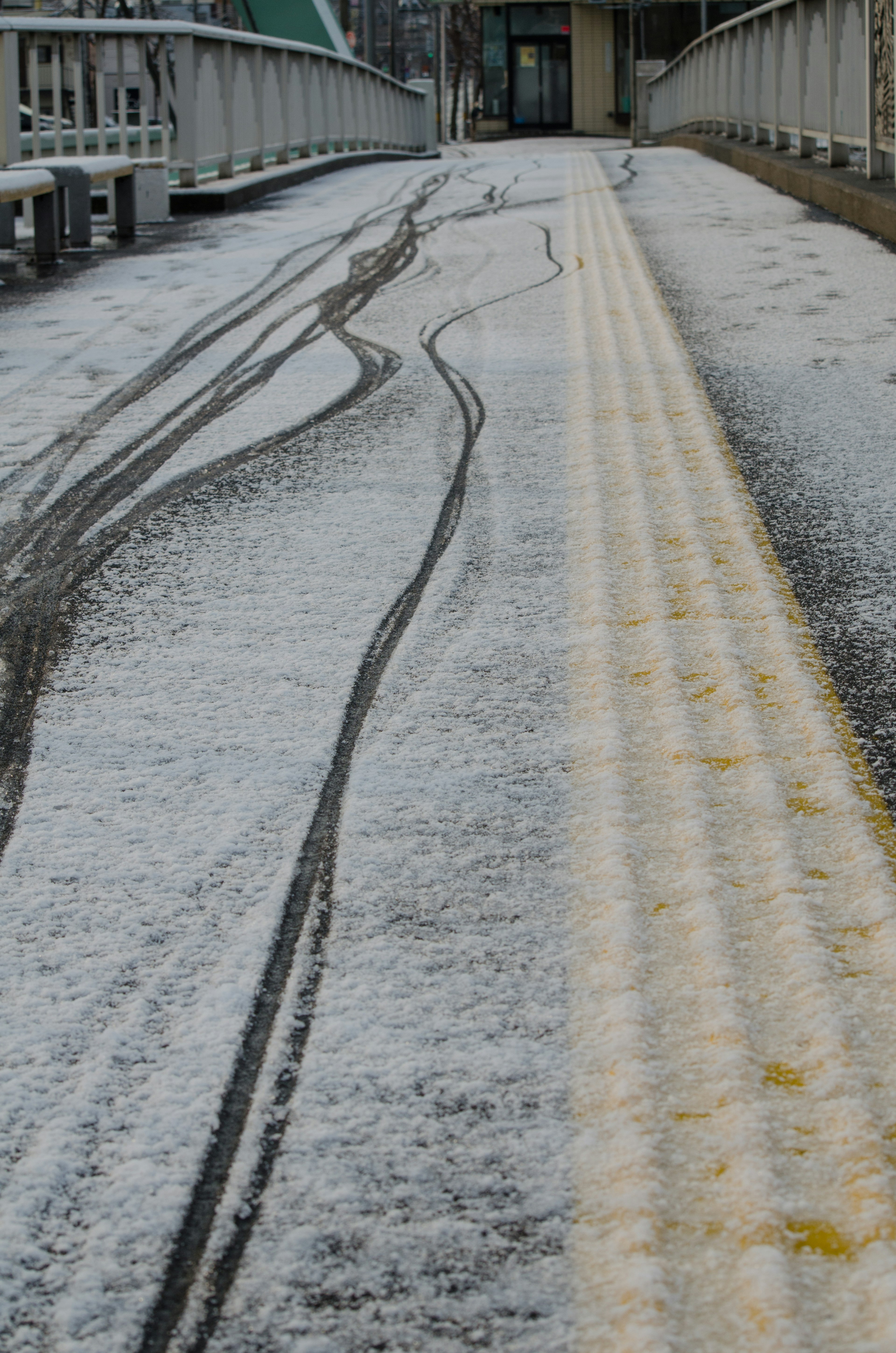 Rastros de neumáticos en un camino cubierto de nieve