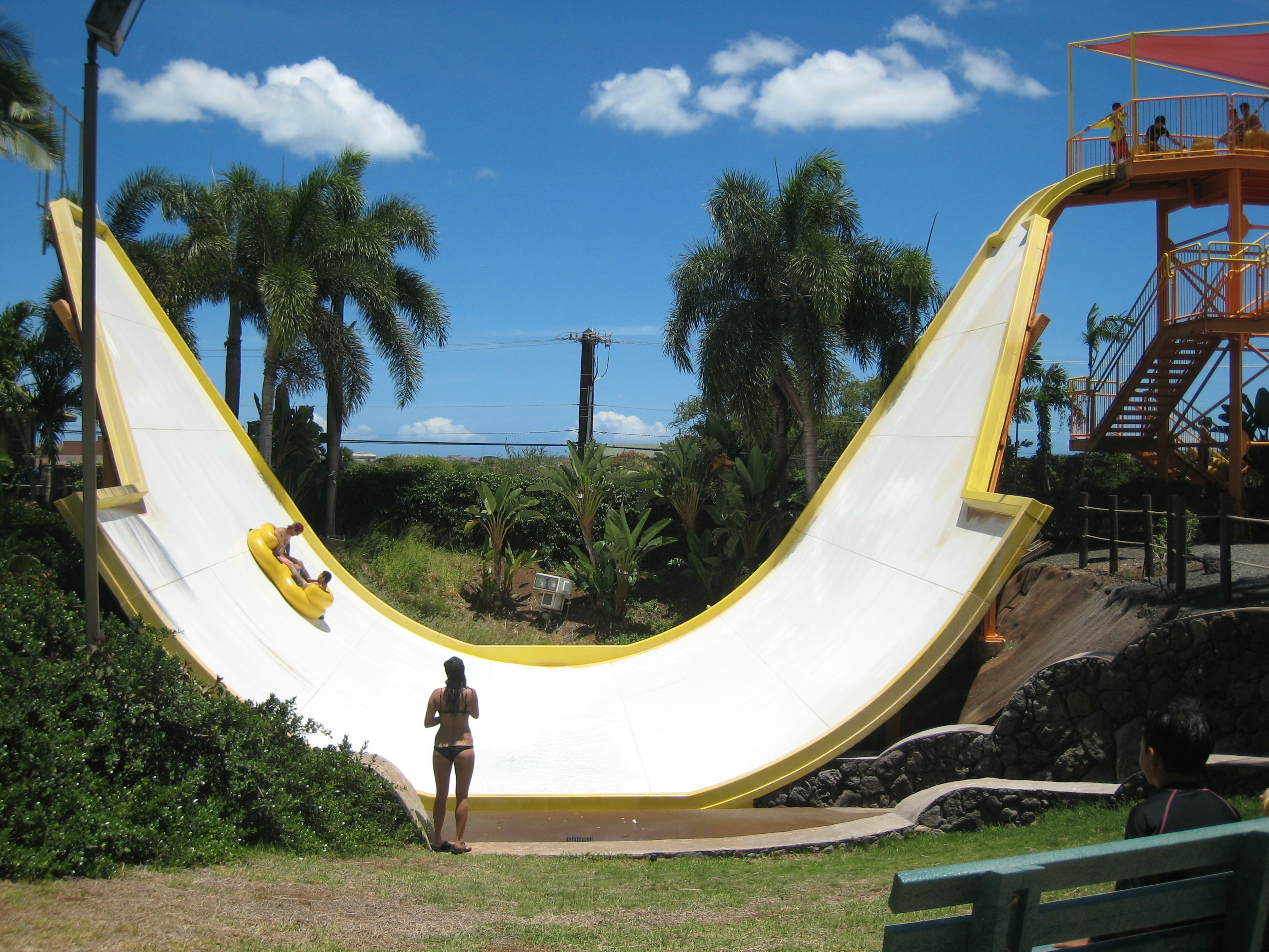 Tobogán de agua en forma de banana con cielo azul