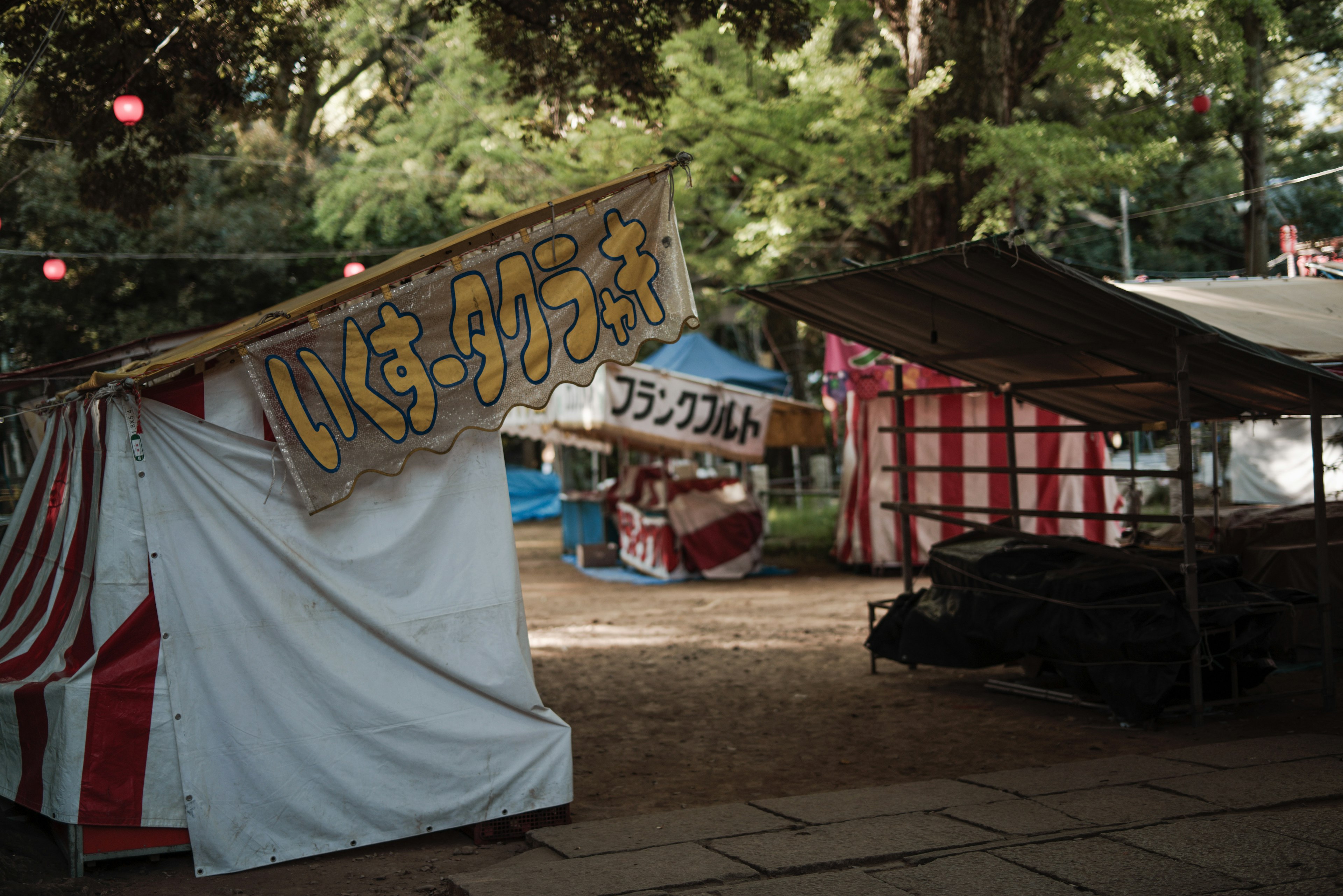 Bunte Zelte und Stände in einer Festivalumgebung