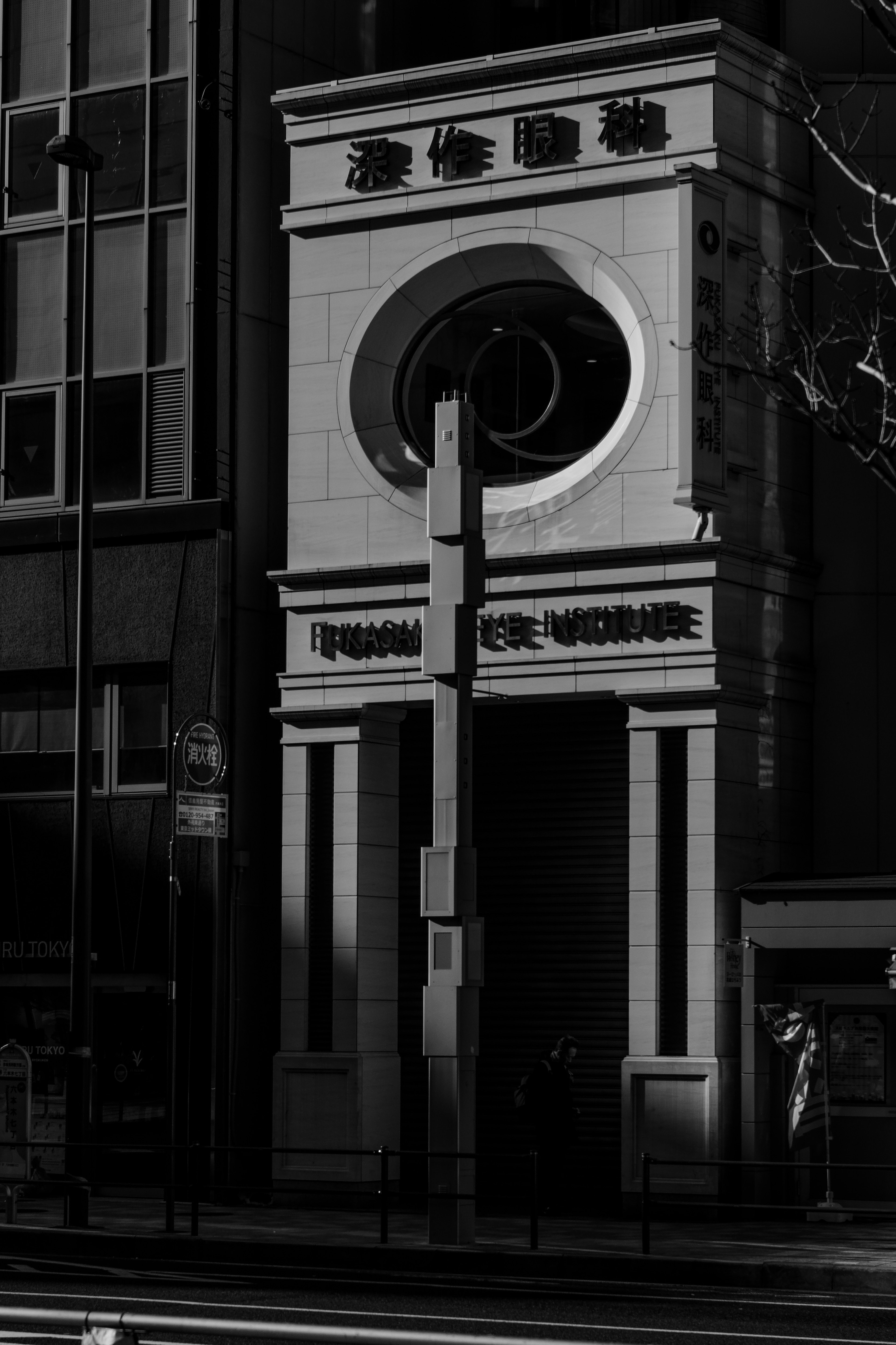 Entrada de un edificio moderno con un diseño de arco circular y señalización en chino