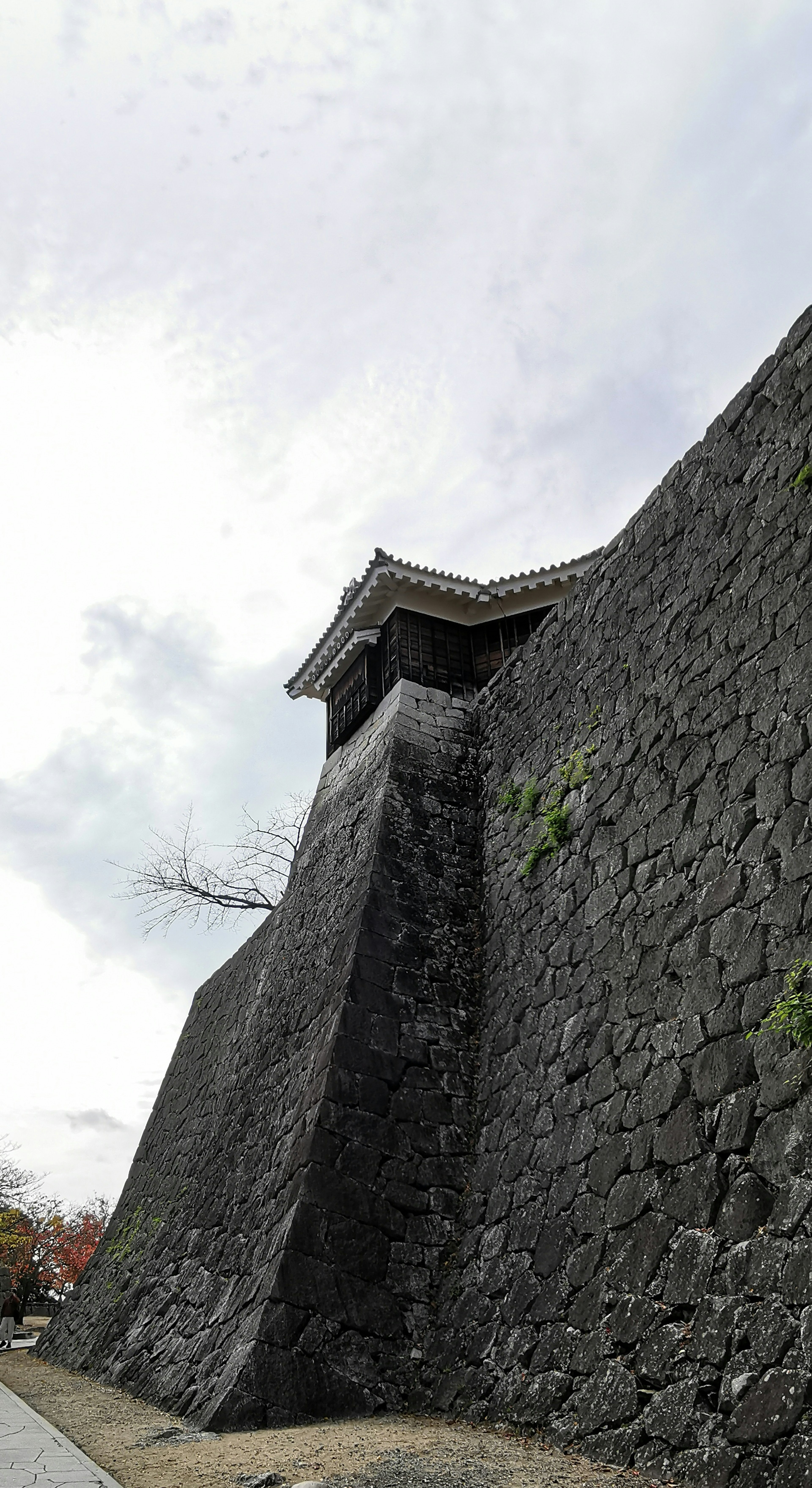 城壁の高い石造りの構造物と曇り空