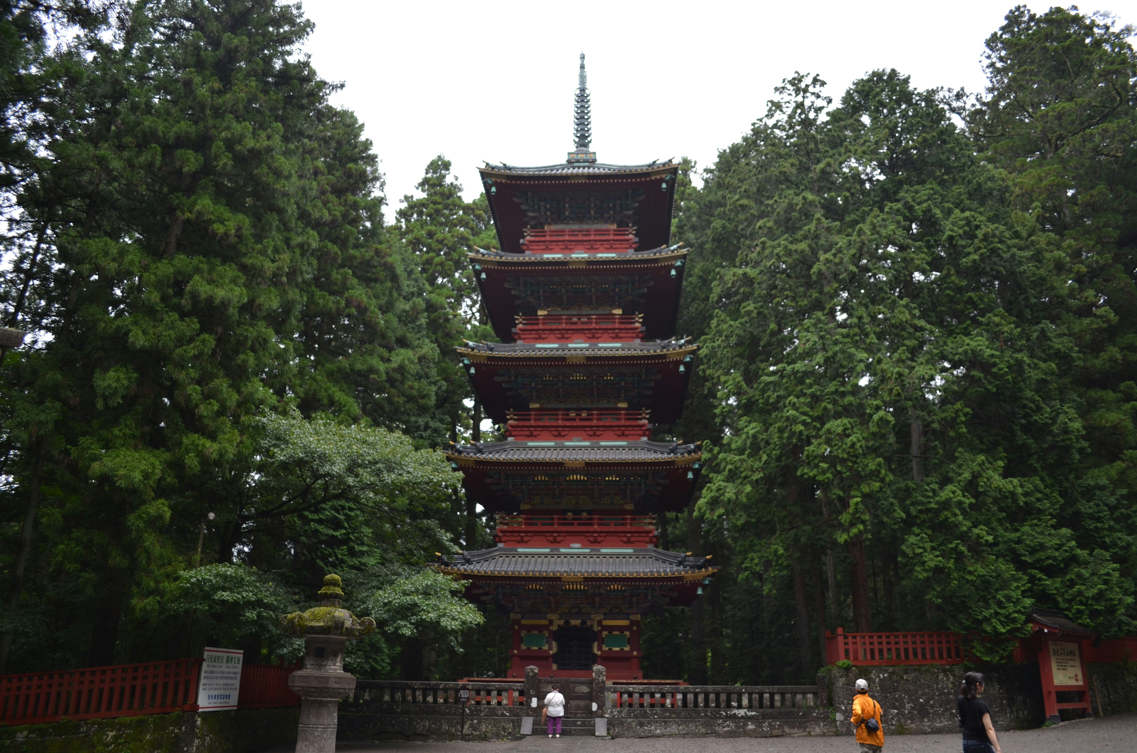 Pagode à cinq étages entourée de verdure luxuriante