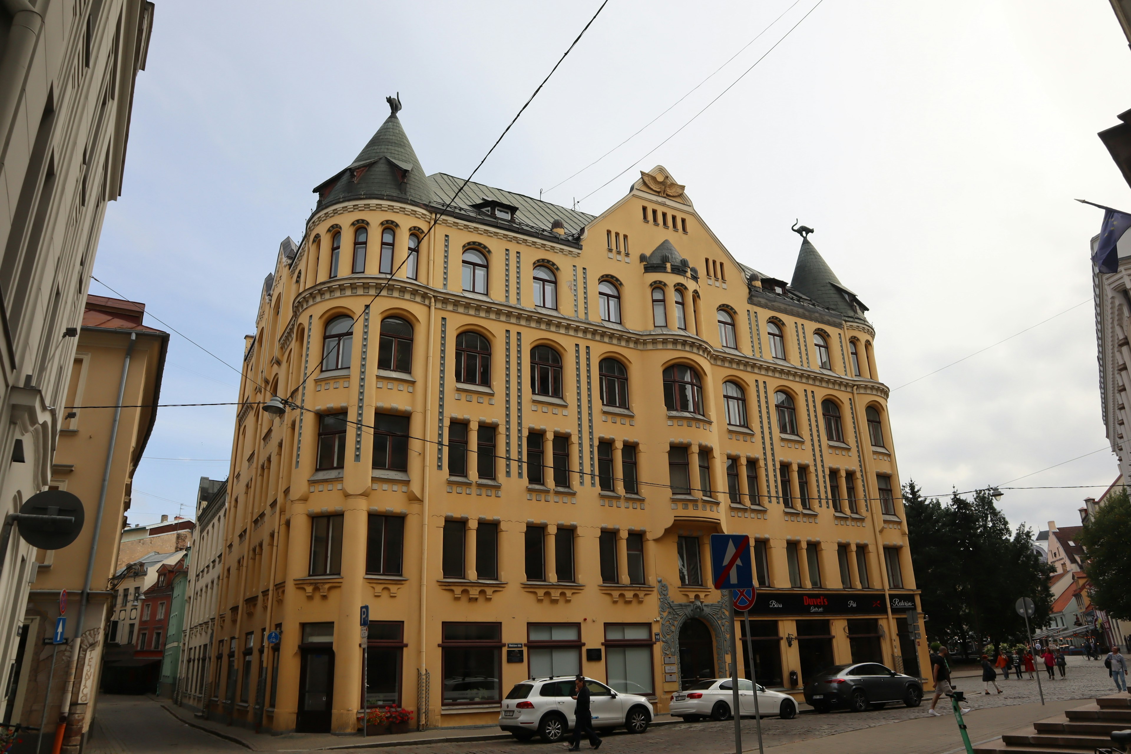 Bâtiment historique avec façade jaune situé au coin d'une rue