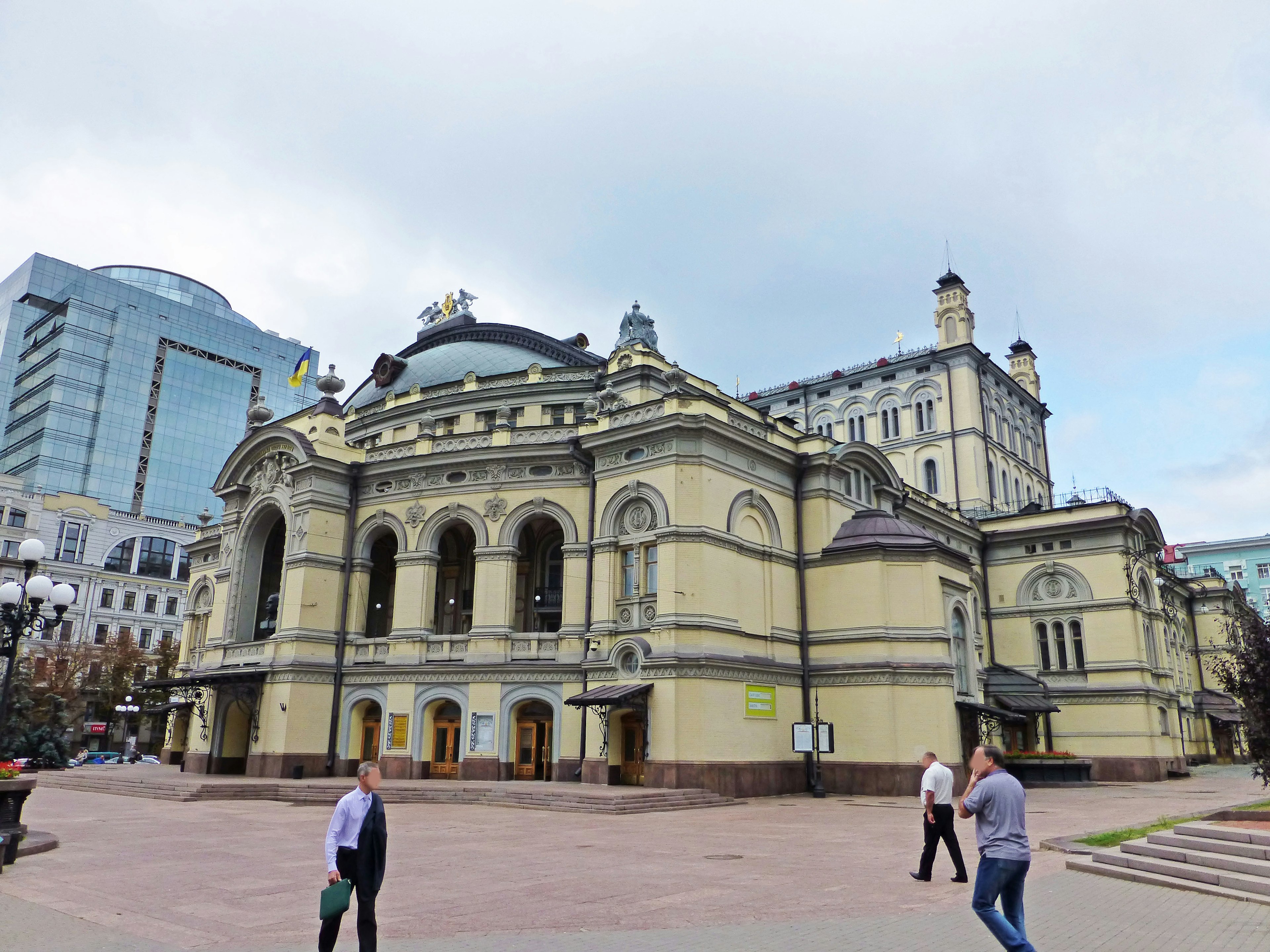 Edificio histórico con cúpula cerca de rascacielos modernos