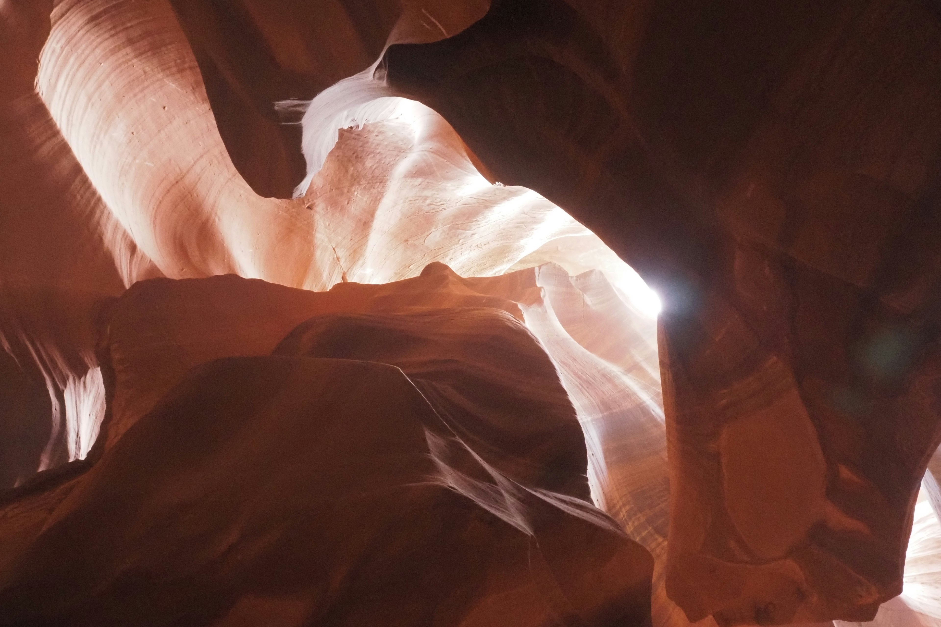 Hermosa refracción de luz y formaciones rocosas rojas en el cañón Antelope