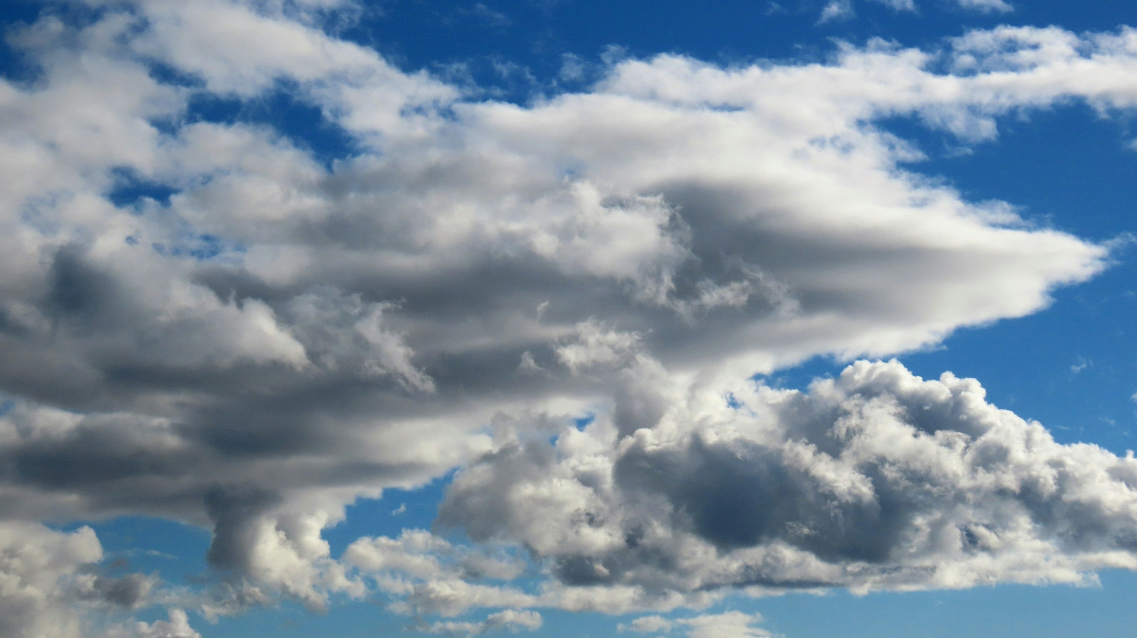 Hermosa vista de nubes blancas flotando en un cielo azul