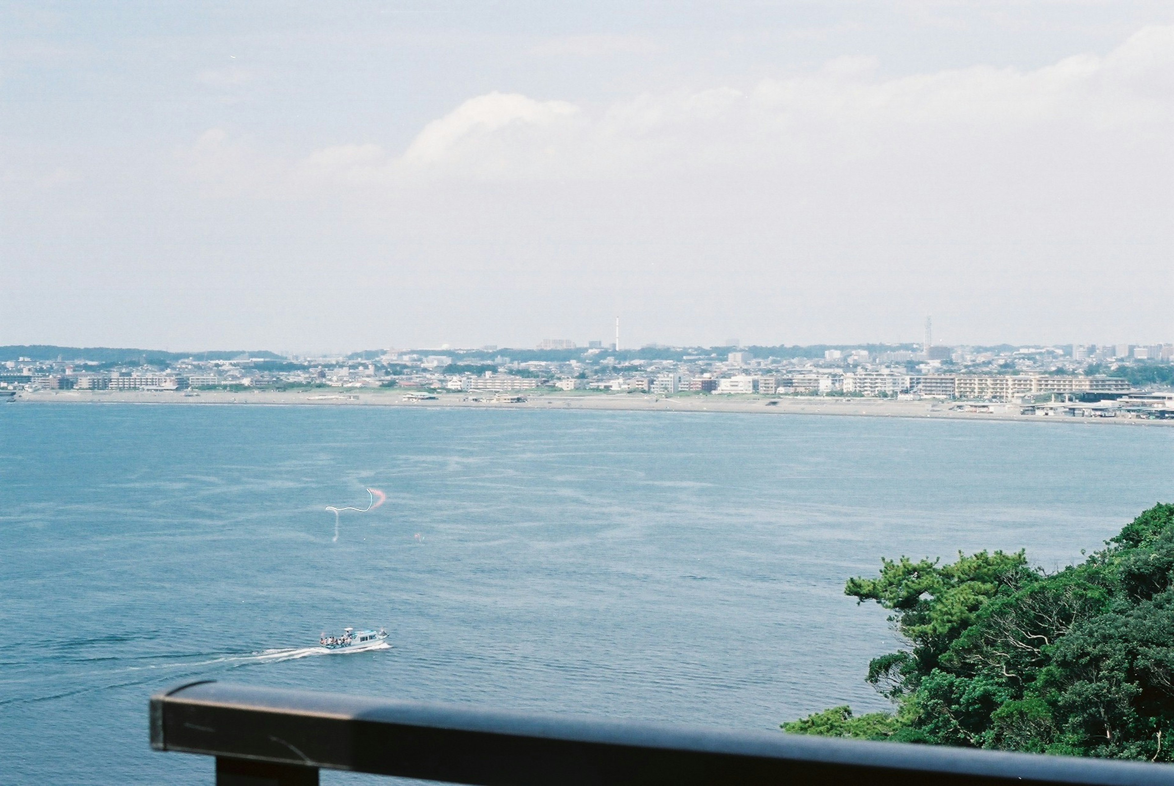 藍天下海和城市的美麗景色