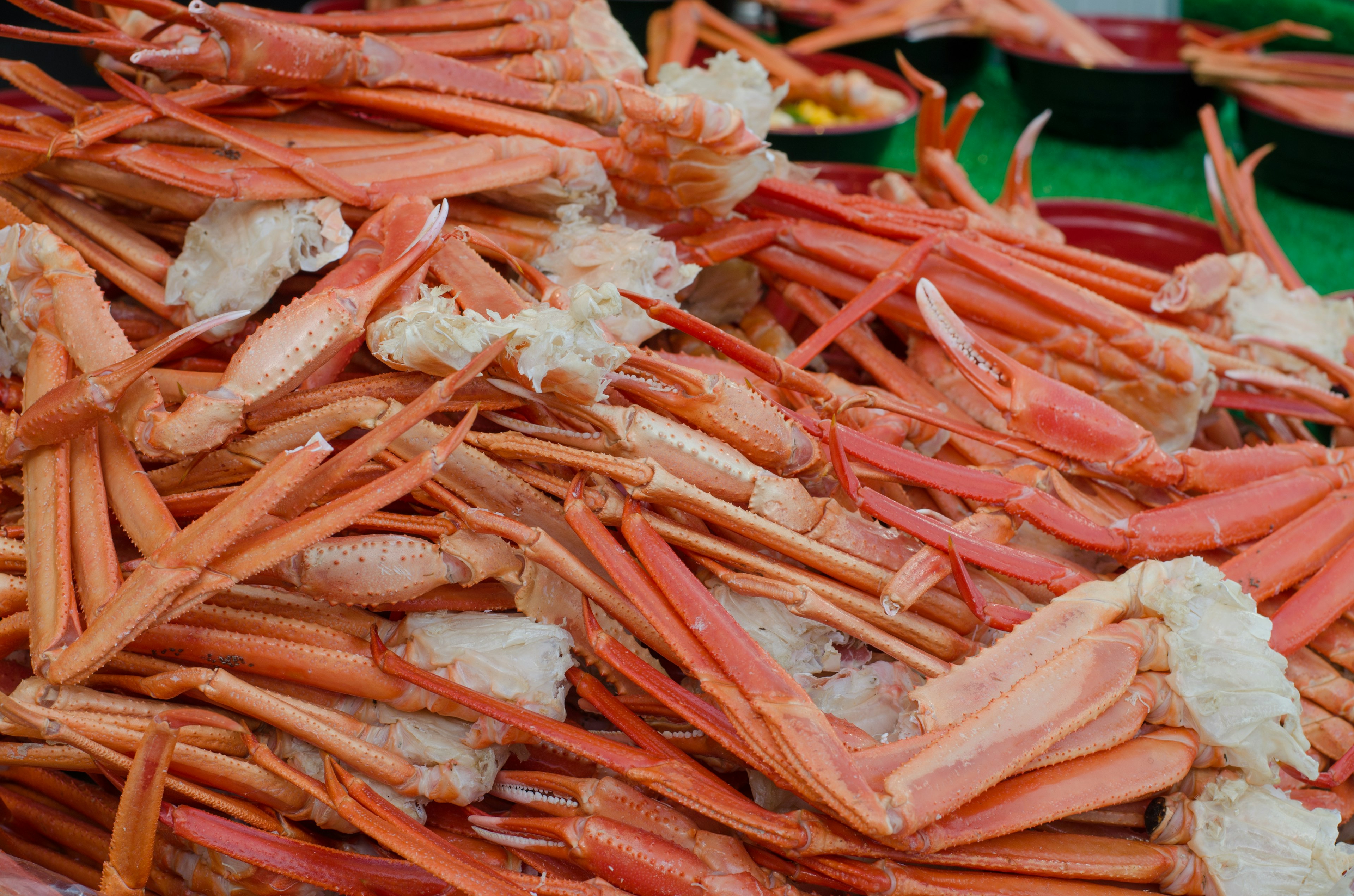 Eine lebendige Anzeige von Krabbenschalen und -fleisch, die in leuchtendem Orange gestapelt sind