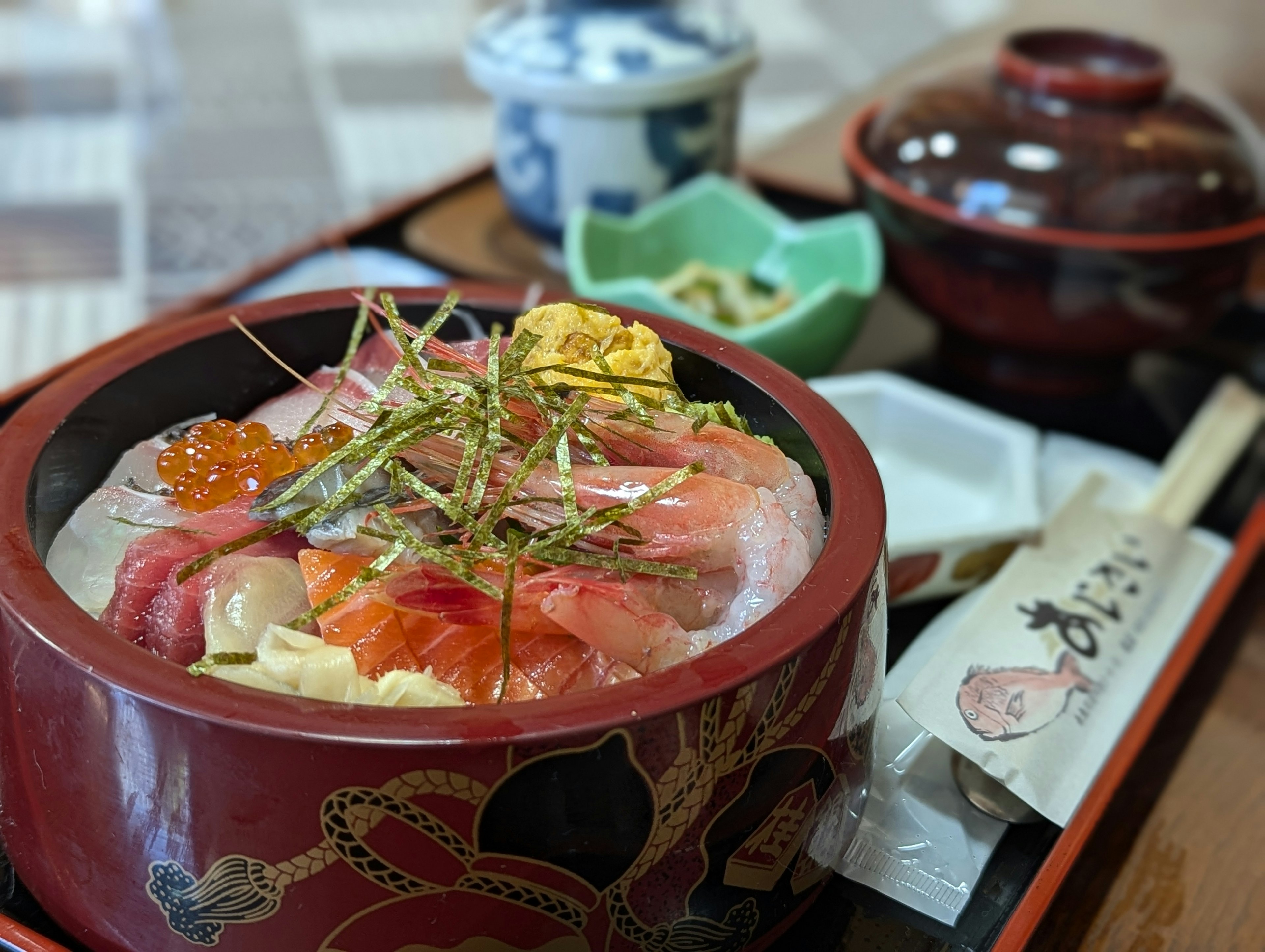 Plat de donburi vibrant garni de sashimi et sushi assortis