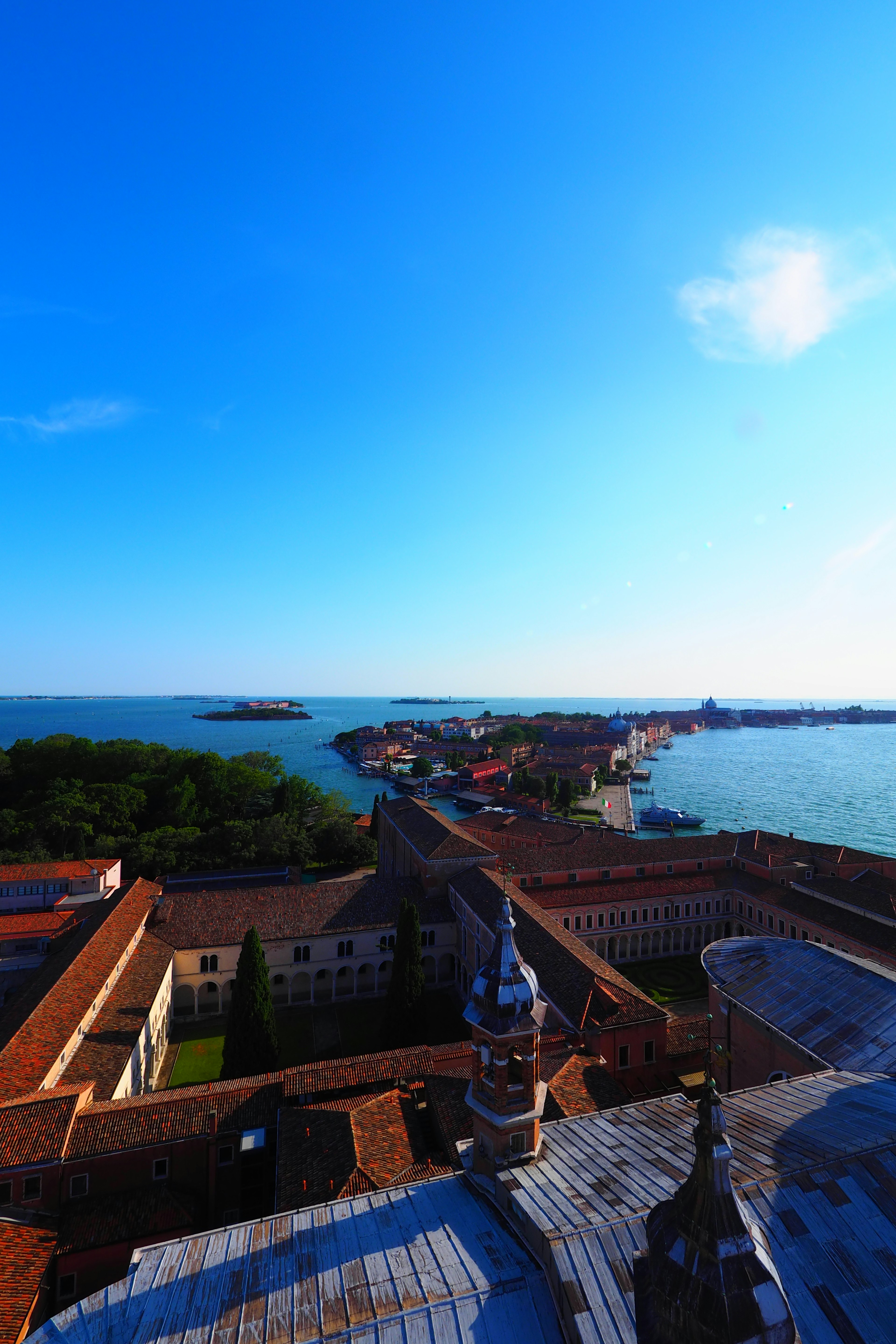 Vue magnifique des îles vénitiennes et des canaux sous un ciel bleu