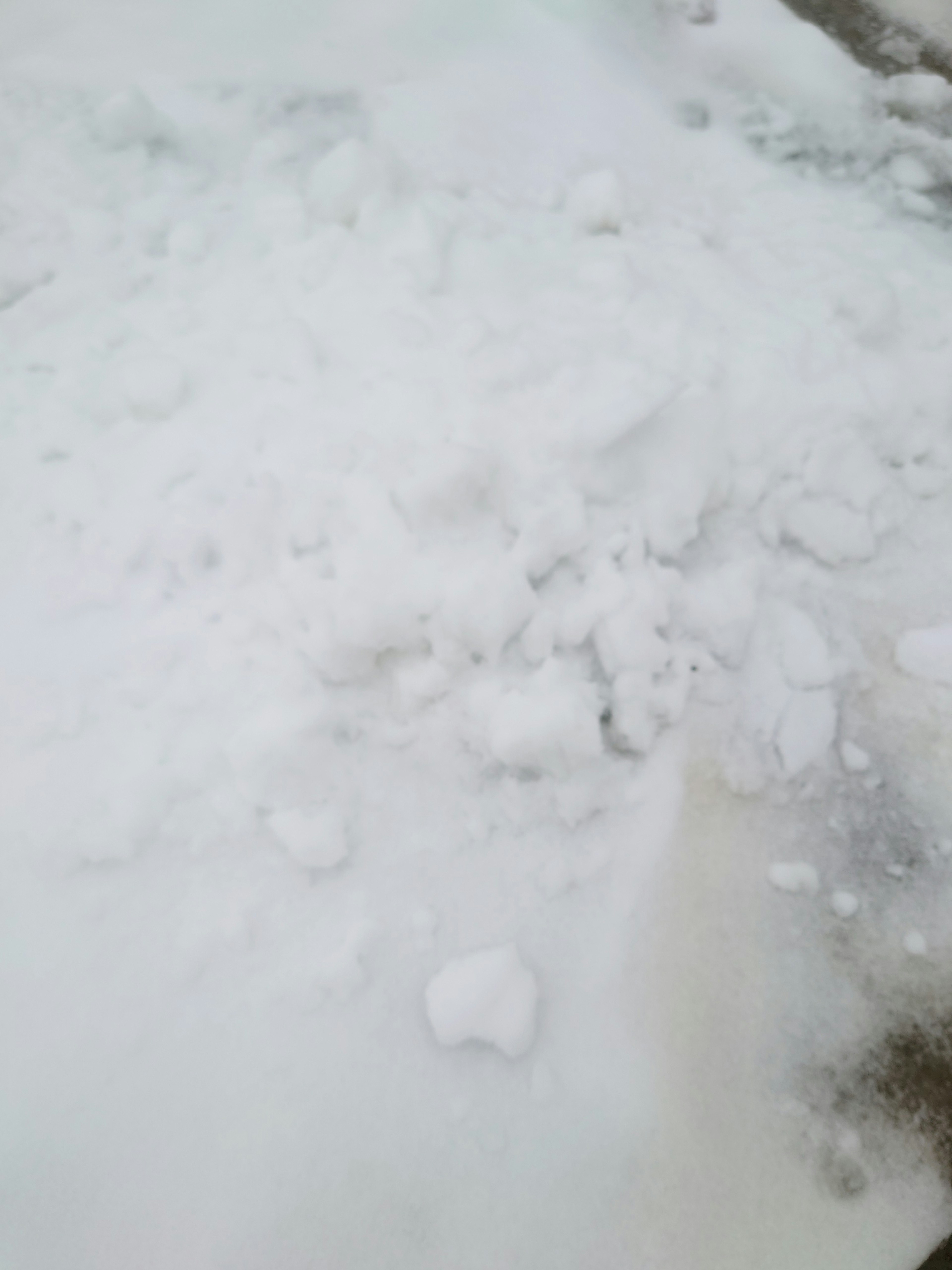 Una sección del suelo cubierta de nieve con trozos de nieve