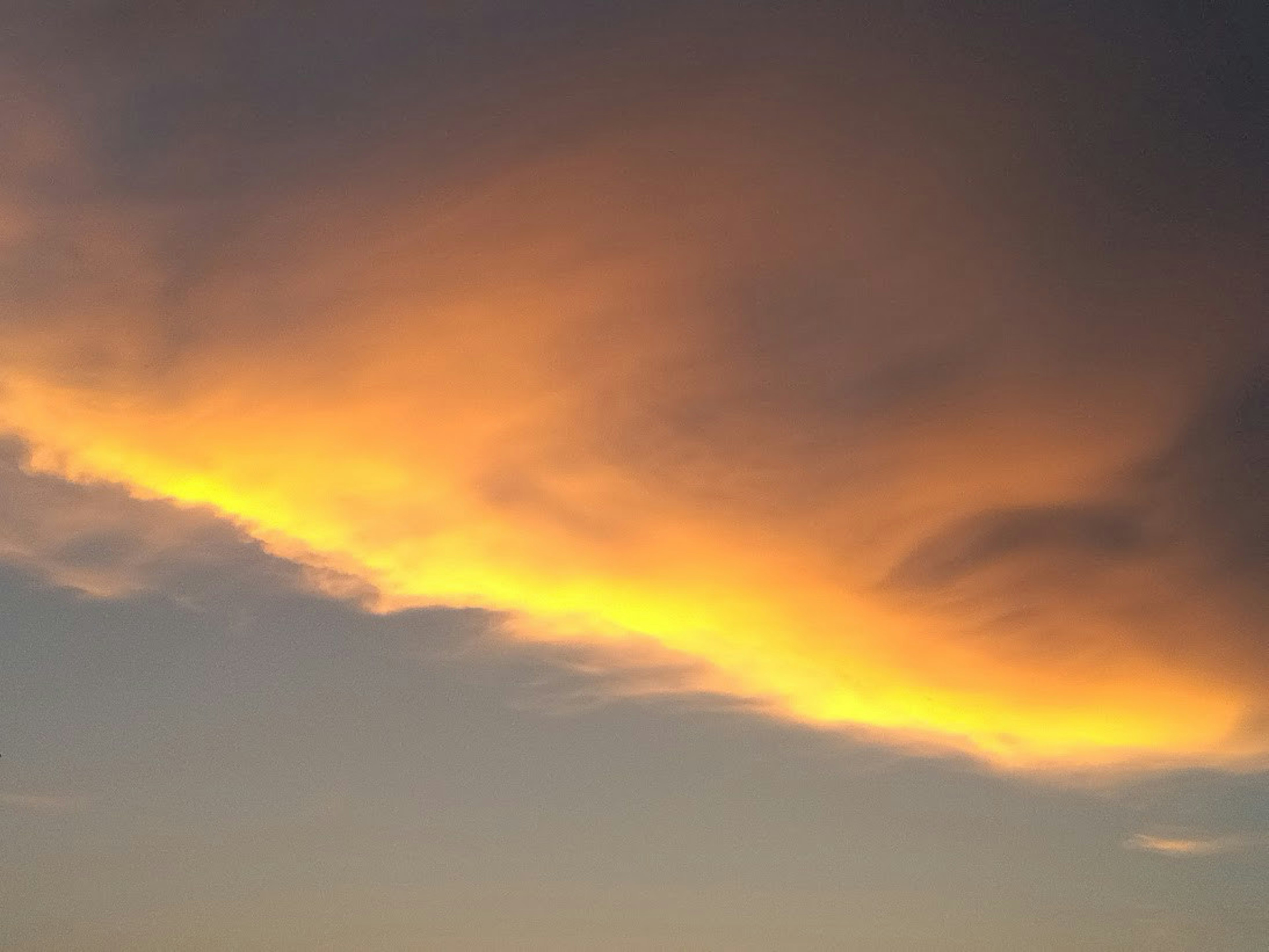 Hermoso cielo con nubes iluminadas por los colores del atardecer