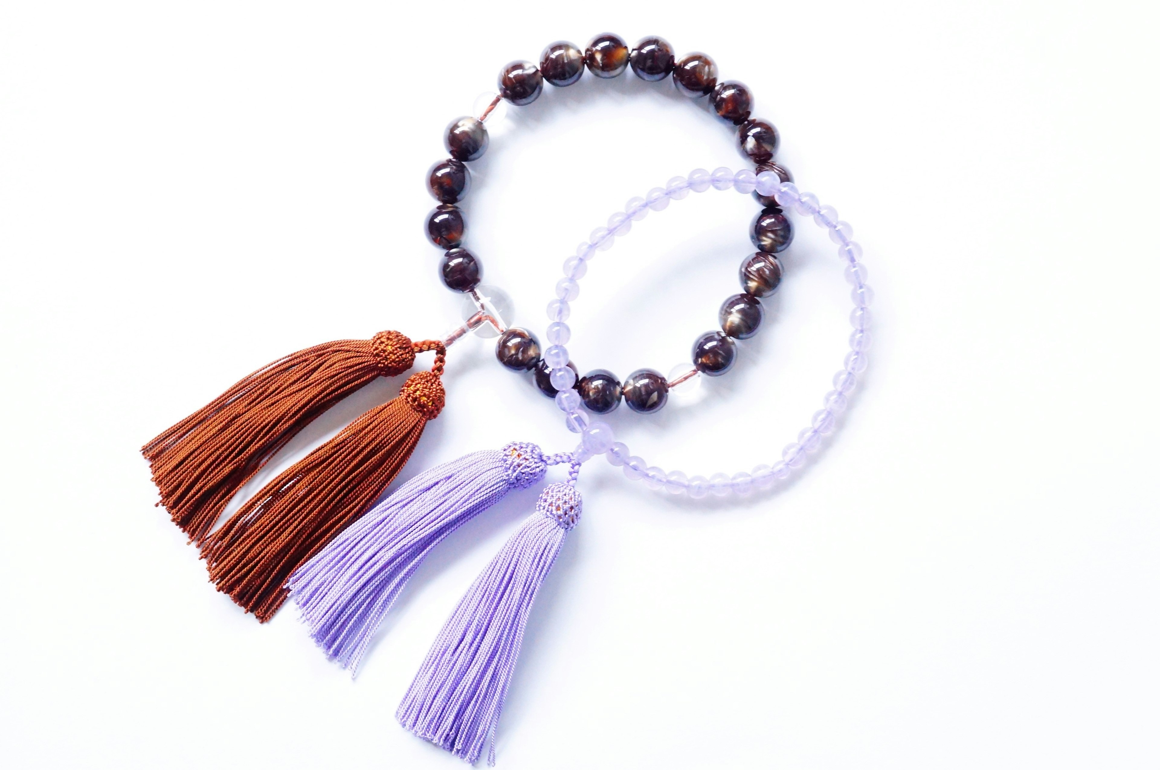 Set di braccialetti di perline con pon pon marroni e viola