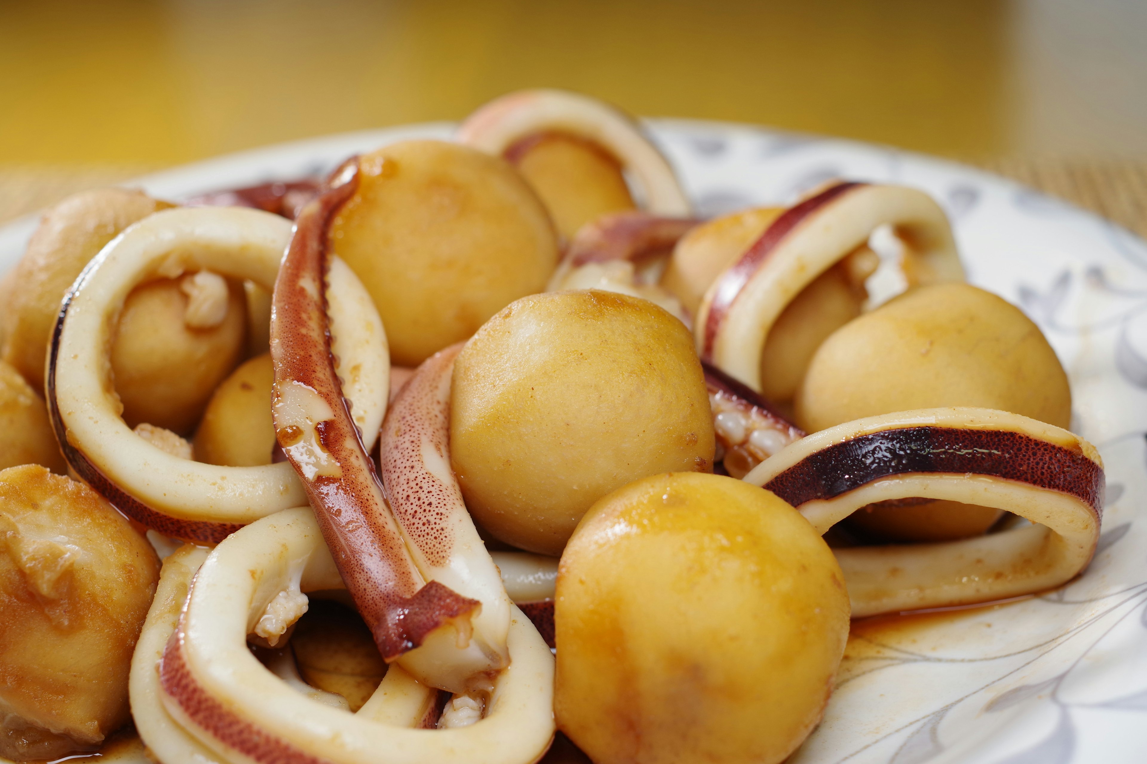 Plato de calamares y patatas con texturas cremosas y colores vibrantes