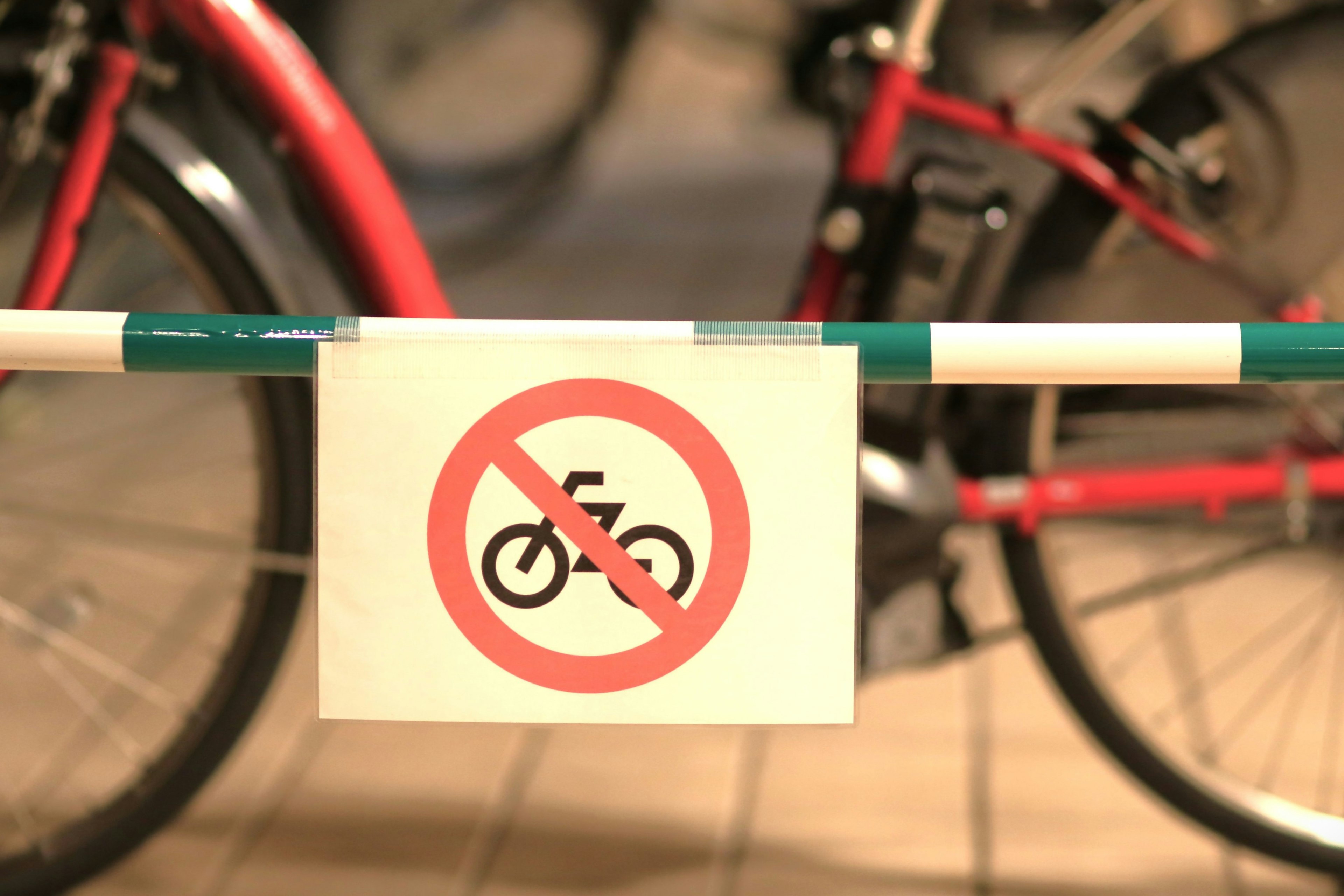 Señal de no bicicletas con una bicicleta roja al fondo