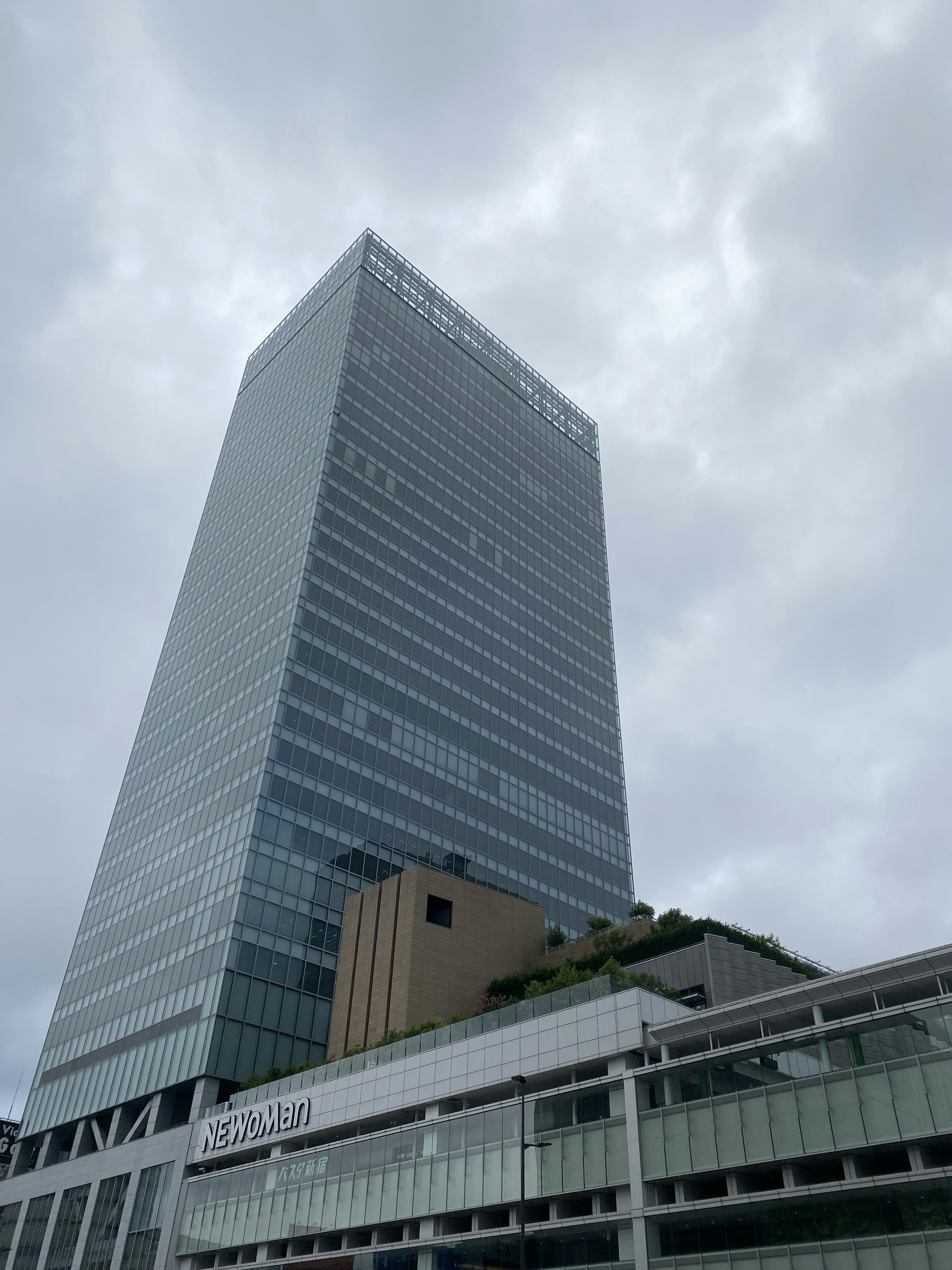 Acercamiento a un edificio alto con cielo nublado