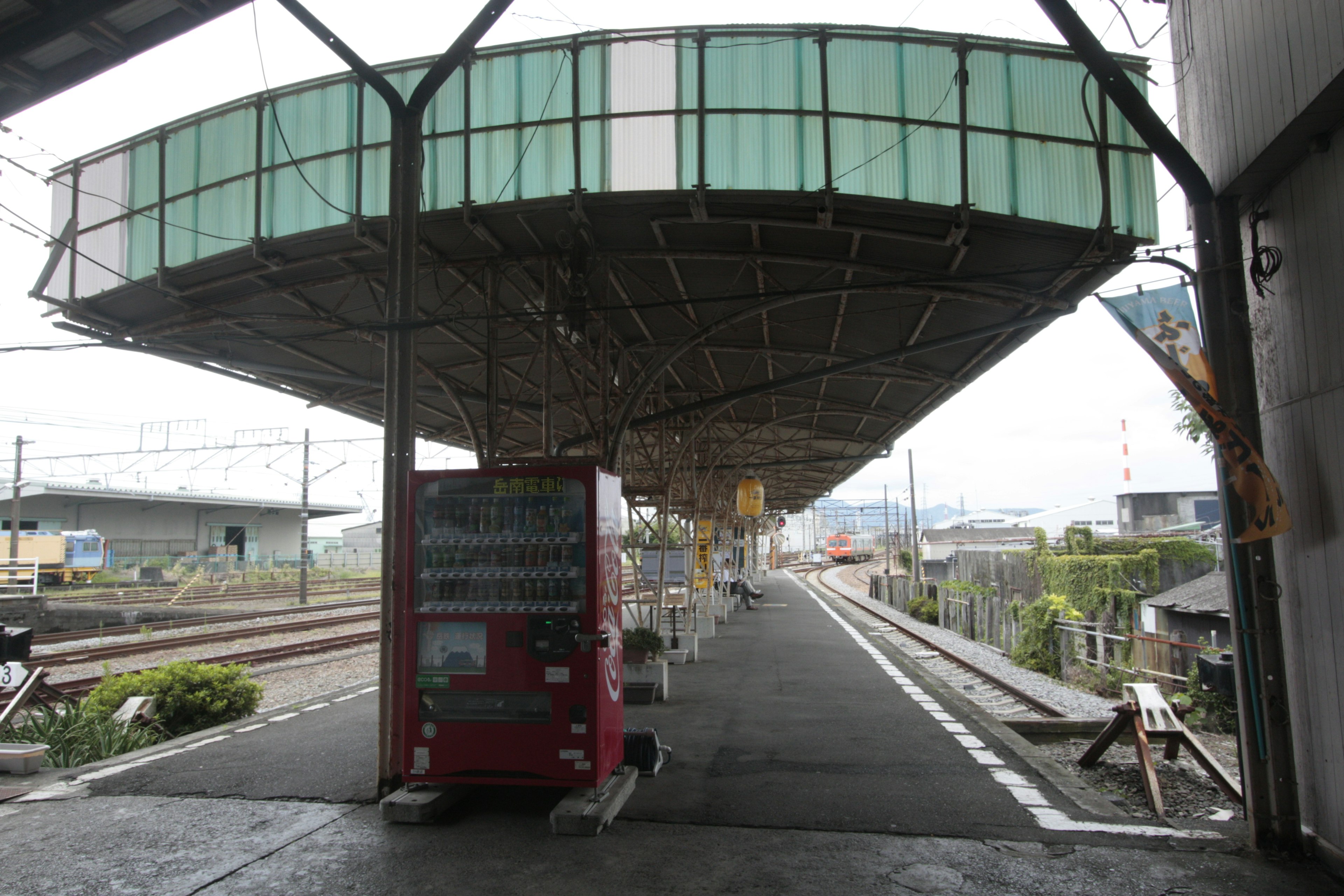 มุมมองของชานชาลาสถานีรถไฟที่มีโครงสร้างหลังคาแบบพิเศษ