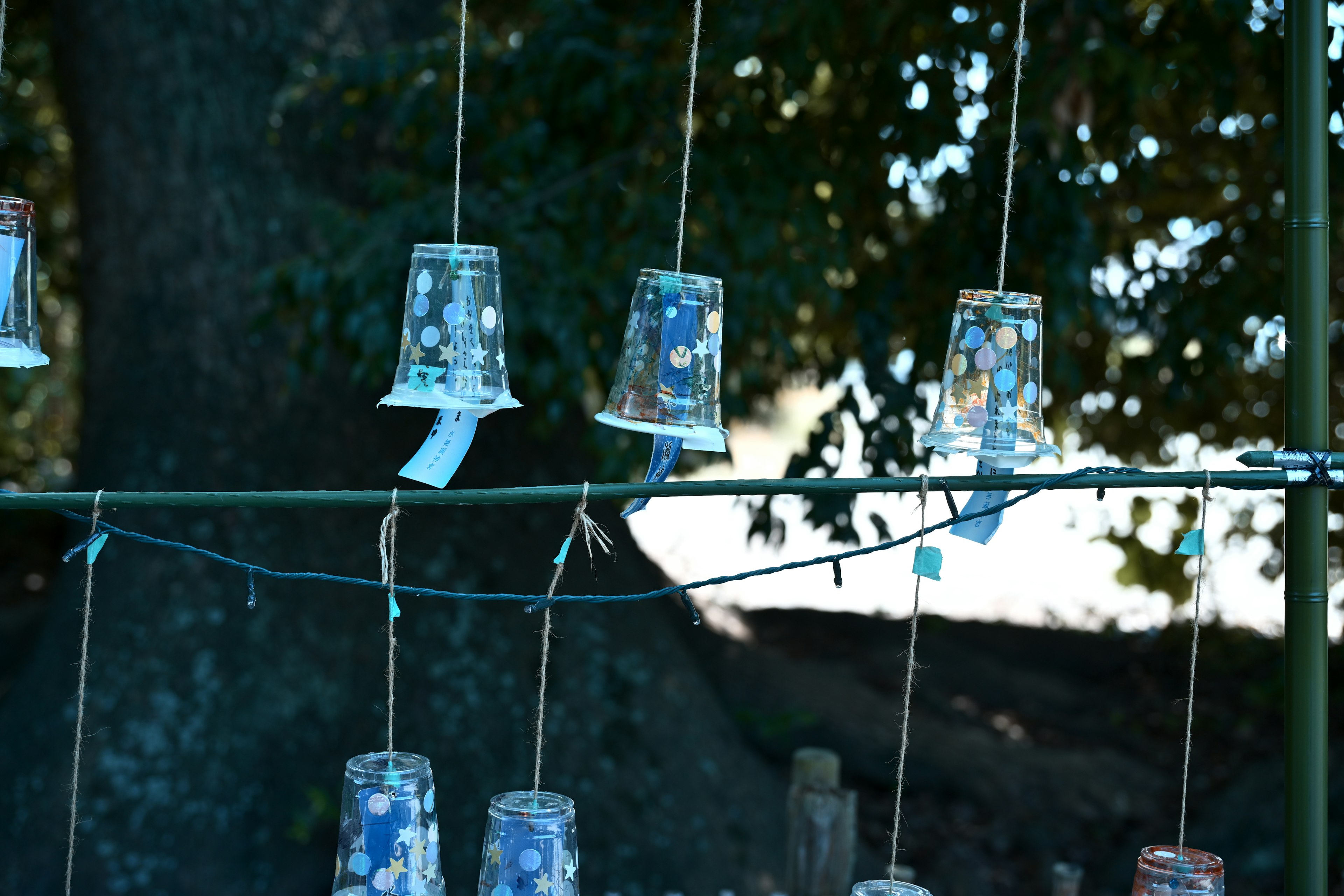 Gobelets en verre colorés suspendus à une corde