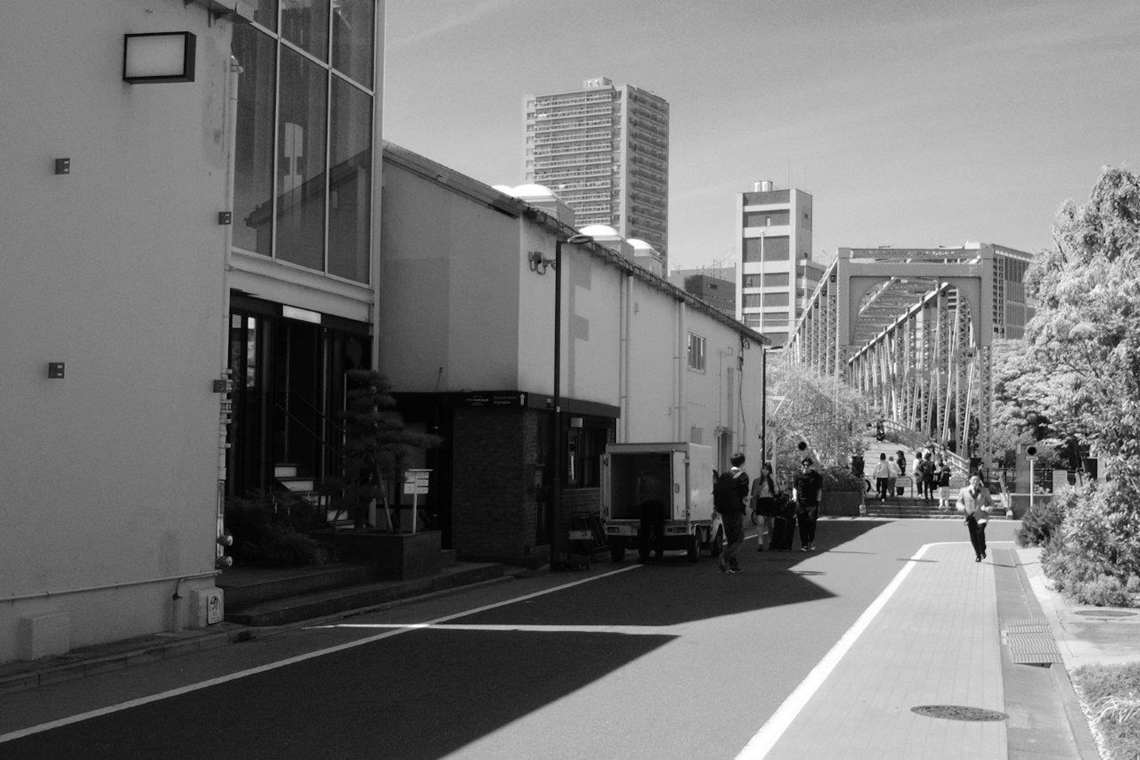 Paisaje urbano en blanco y negro con una calle y edificios