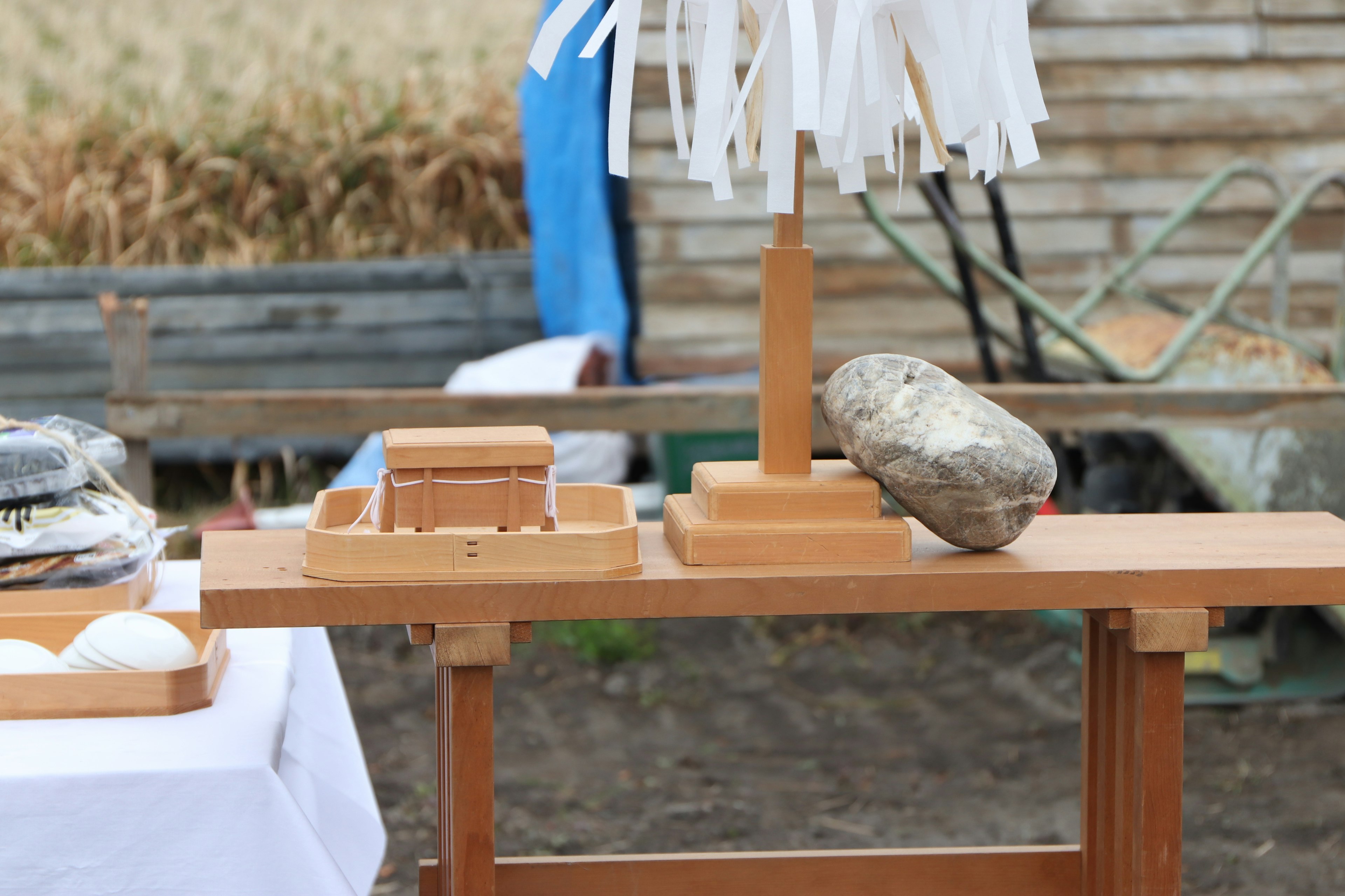 Holztisch mit Werkzeugen und Steinen für ein Festival