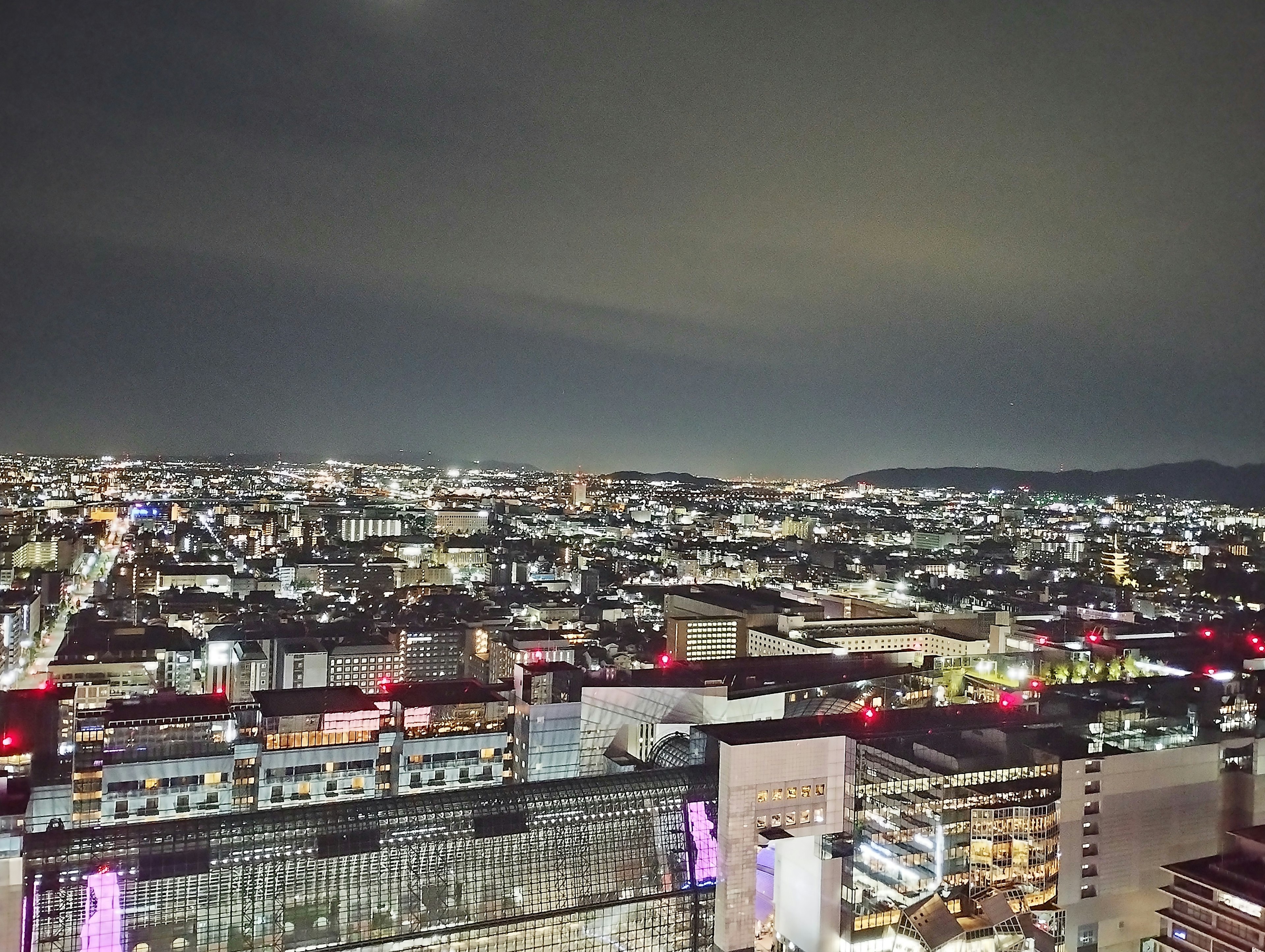 Paesaggio urbano notturno con grattacieli e luci della città