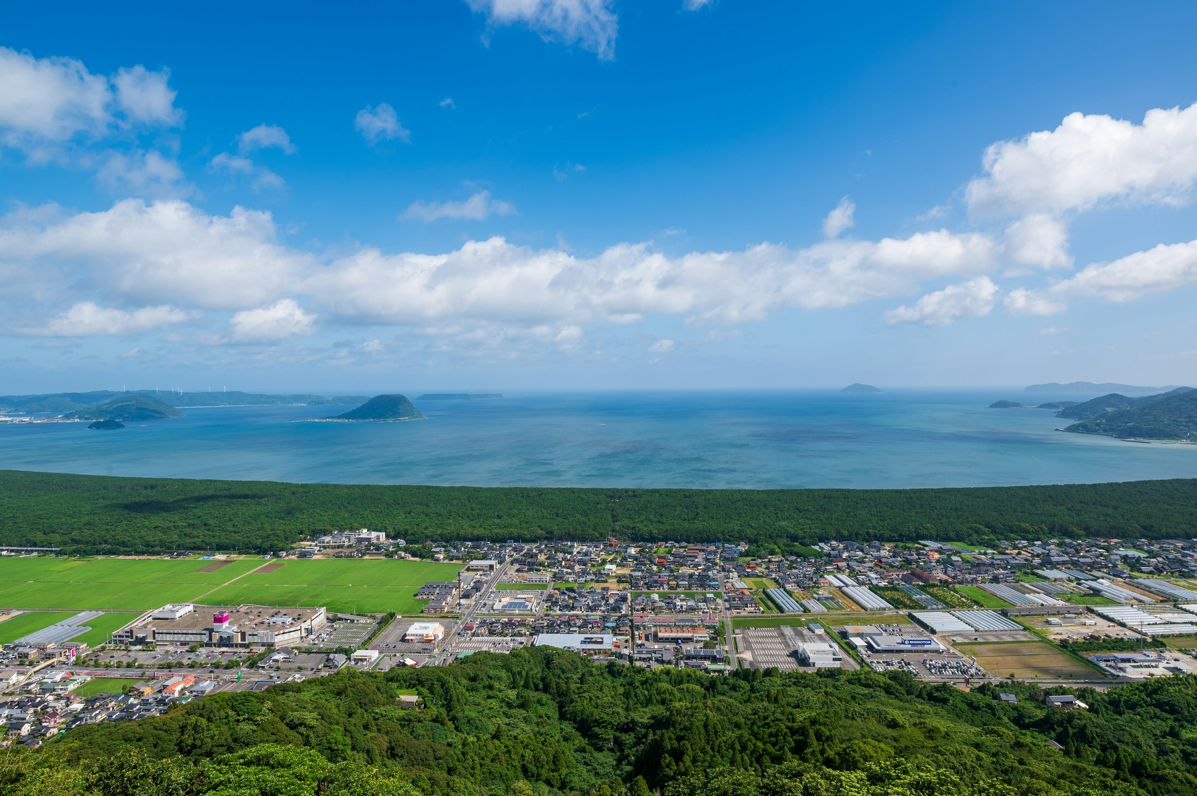 青い海と緑の風景が広がるパノラマビュー