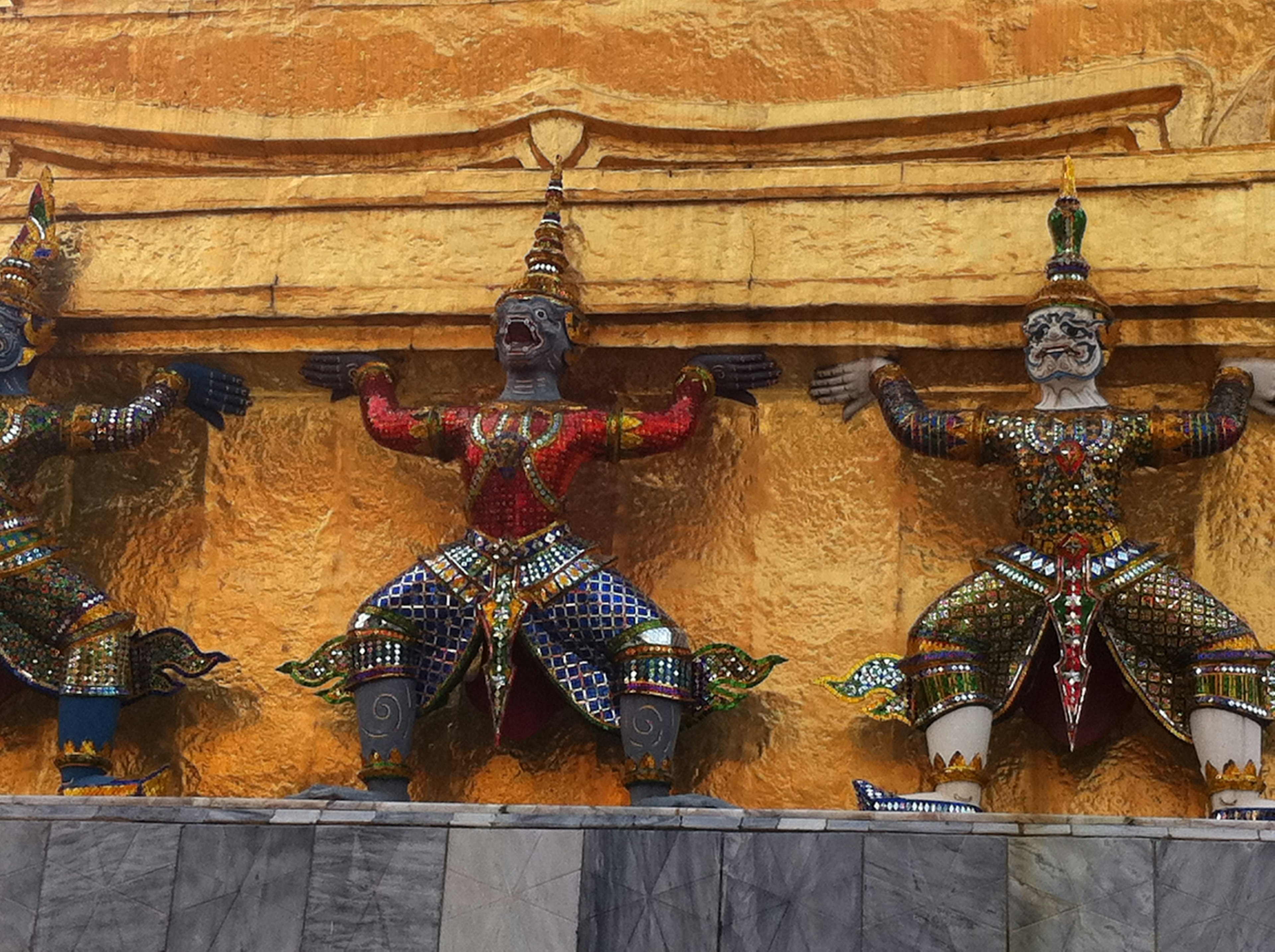 Figure della danza tradizionale balinese indonesiana su sfondo dorato