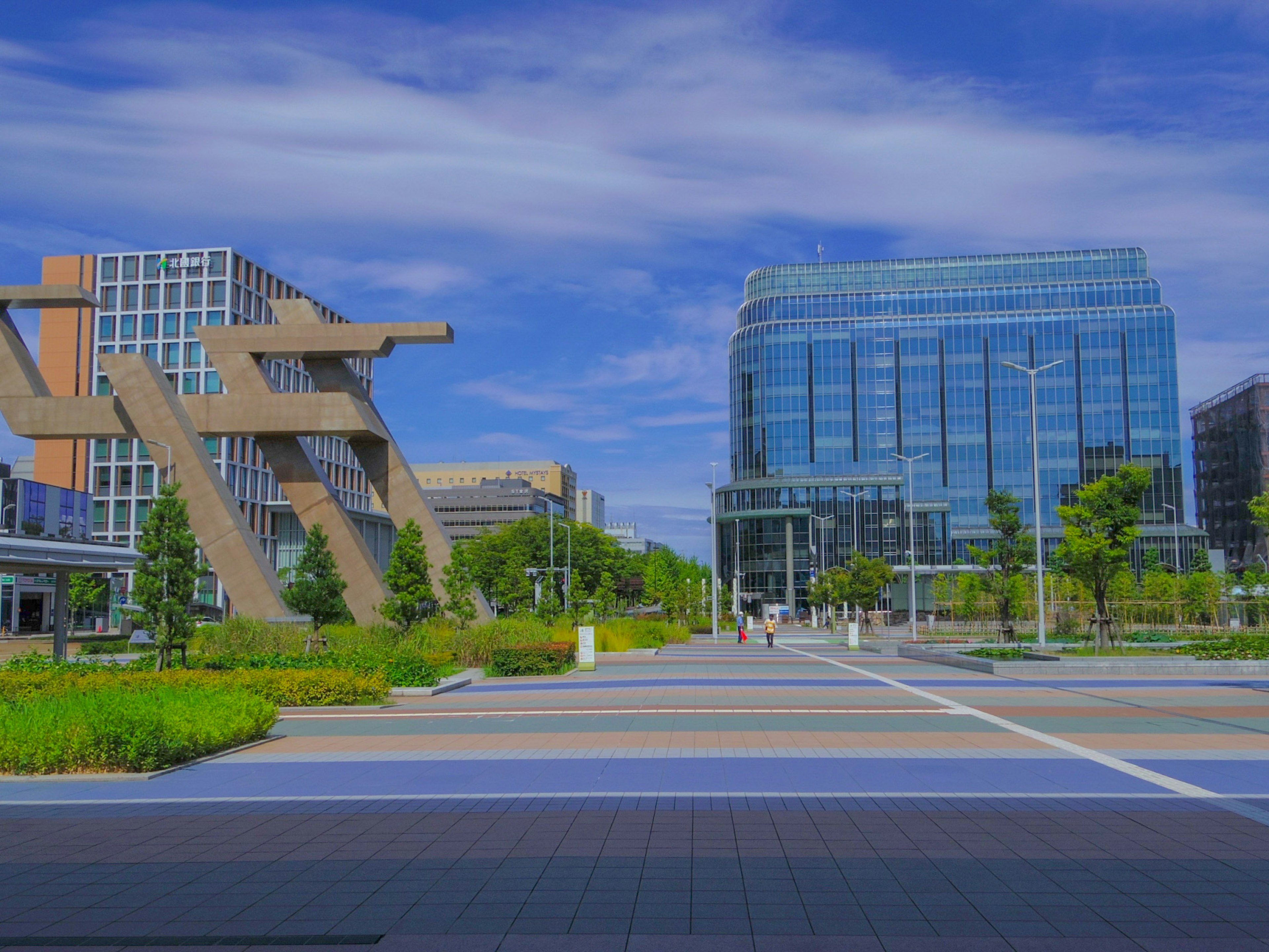 現代的な建物と緑の景観のある都市の風景