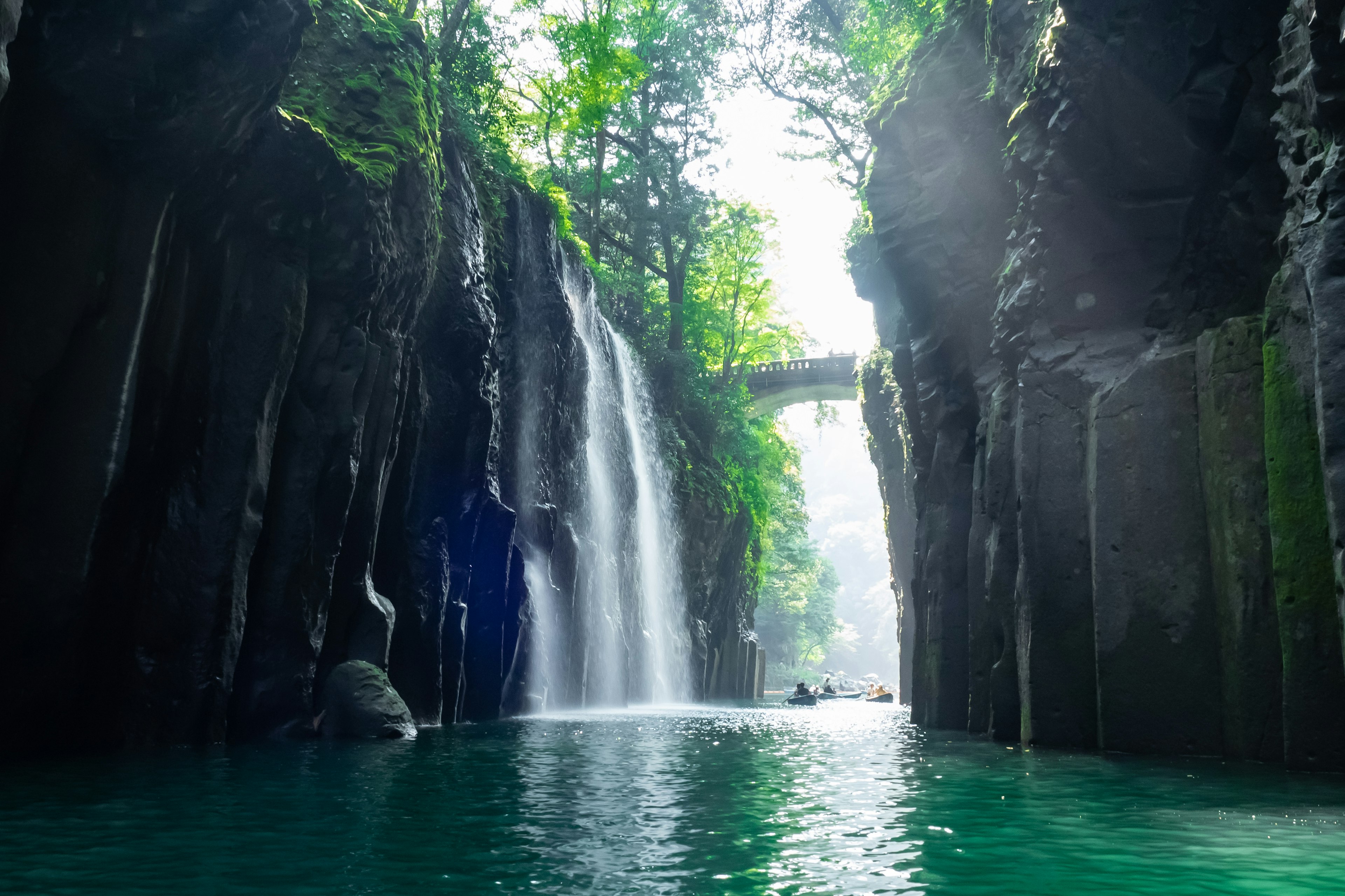 Canyon pittoresque avec une cascade et une végétation luxuriante