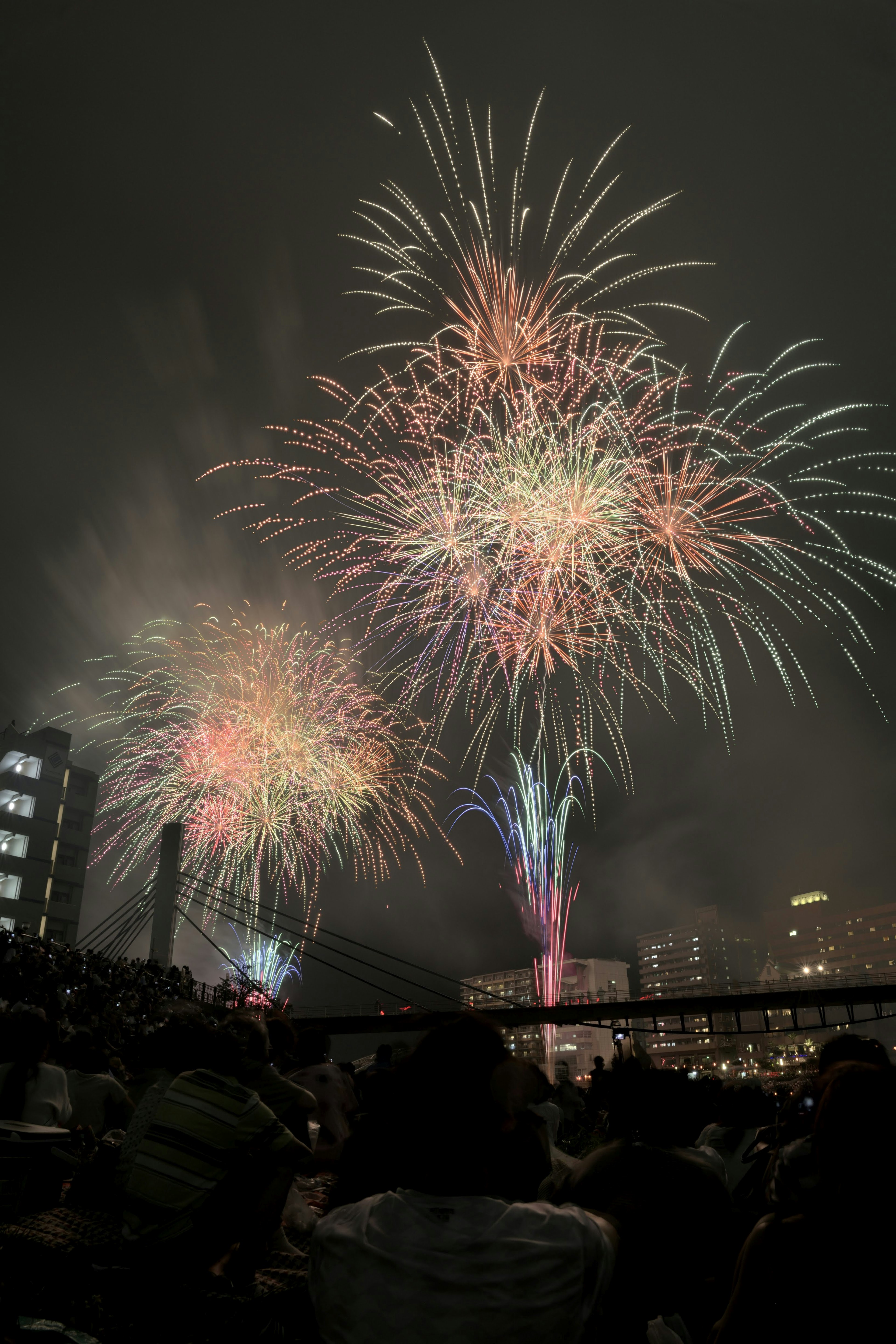 夜空に広がる色とりどりの花火が打ち上がる光景