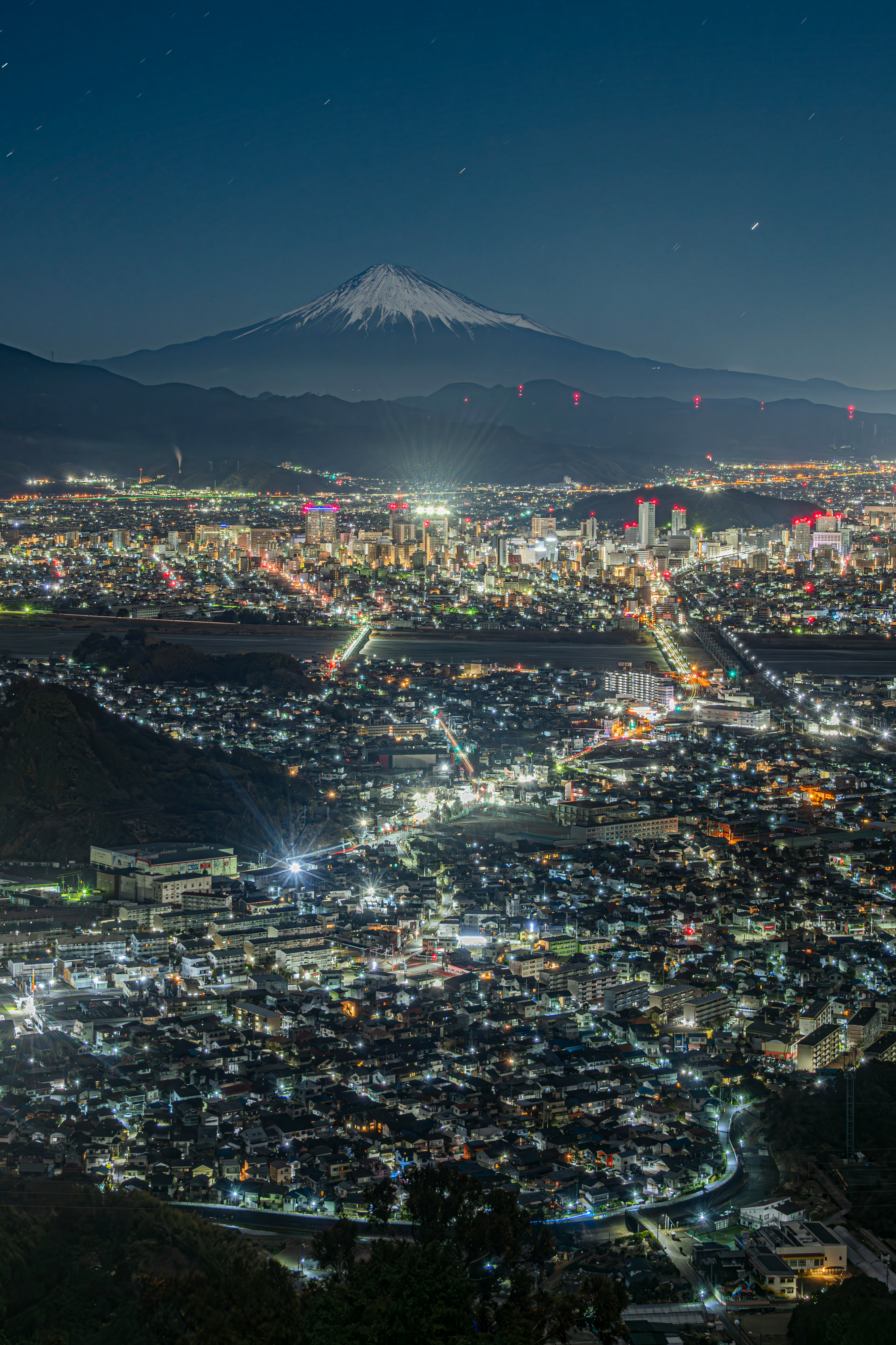 富士山和城市灯光的夜景