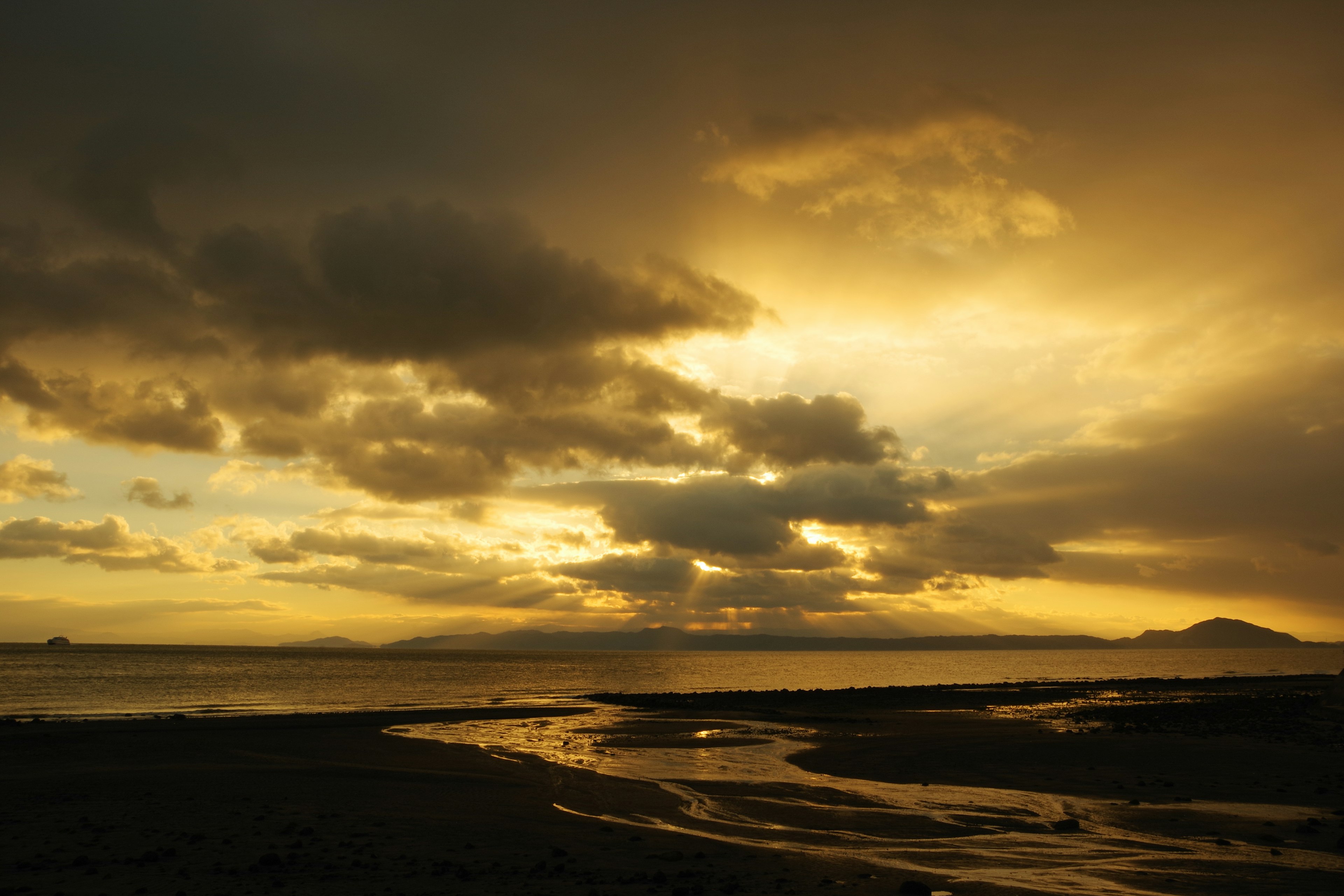 Magnifique coucher de soleil sur la côte avec un ruisseau coulant