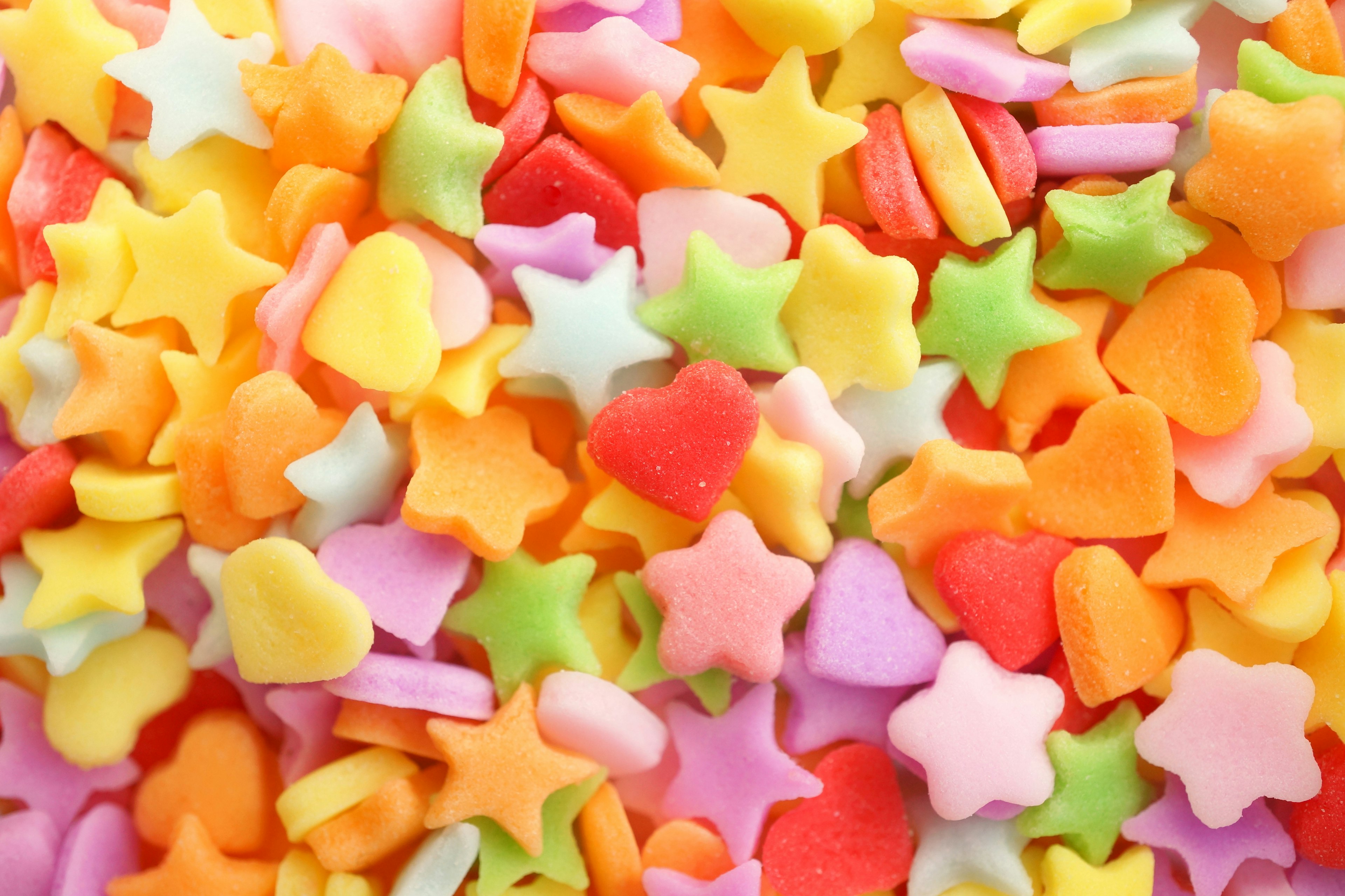 Assortimento colorato di caramelle a forma di stelle e cuori