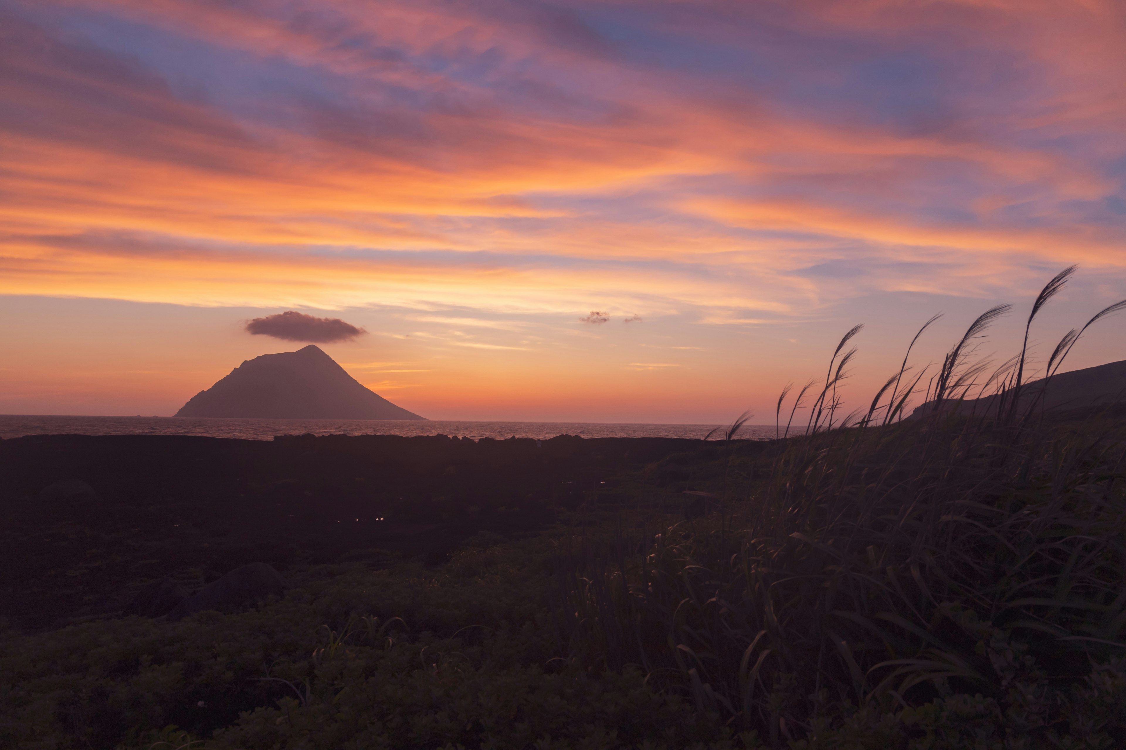 Vue pittoresque d'un coucher de soleil coloré avec une silhouette de montagne