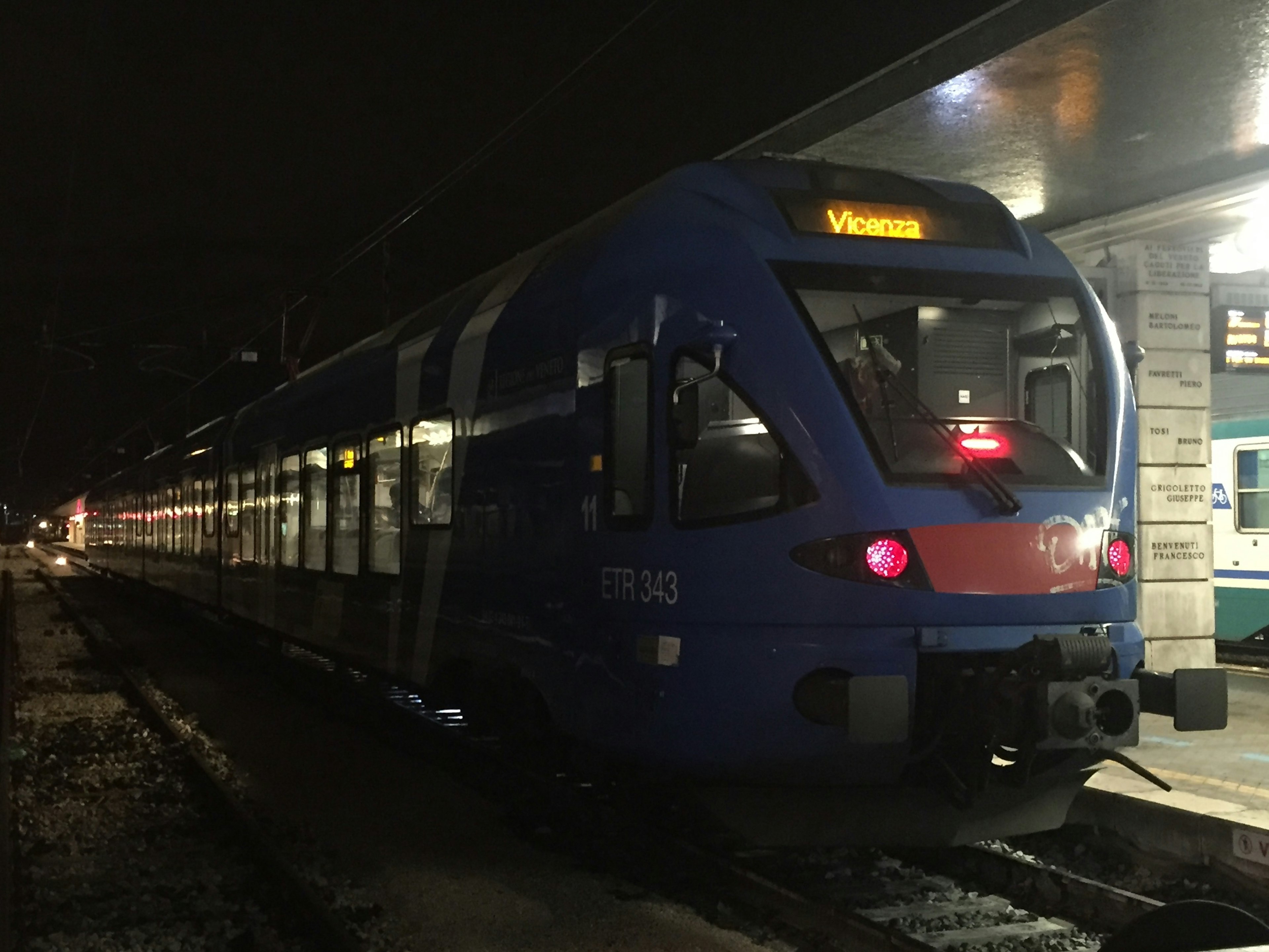 Train bleu arrêté à la gare la nuit