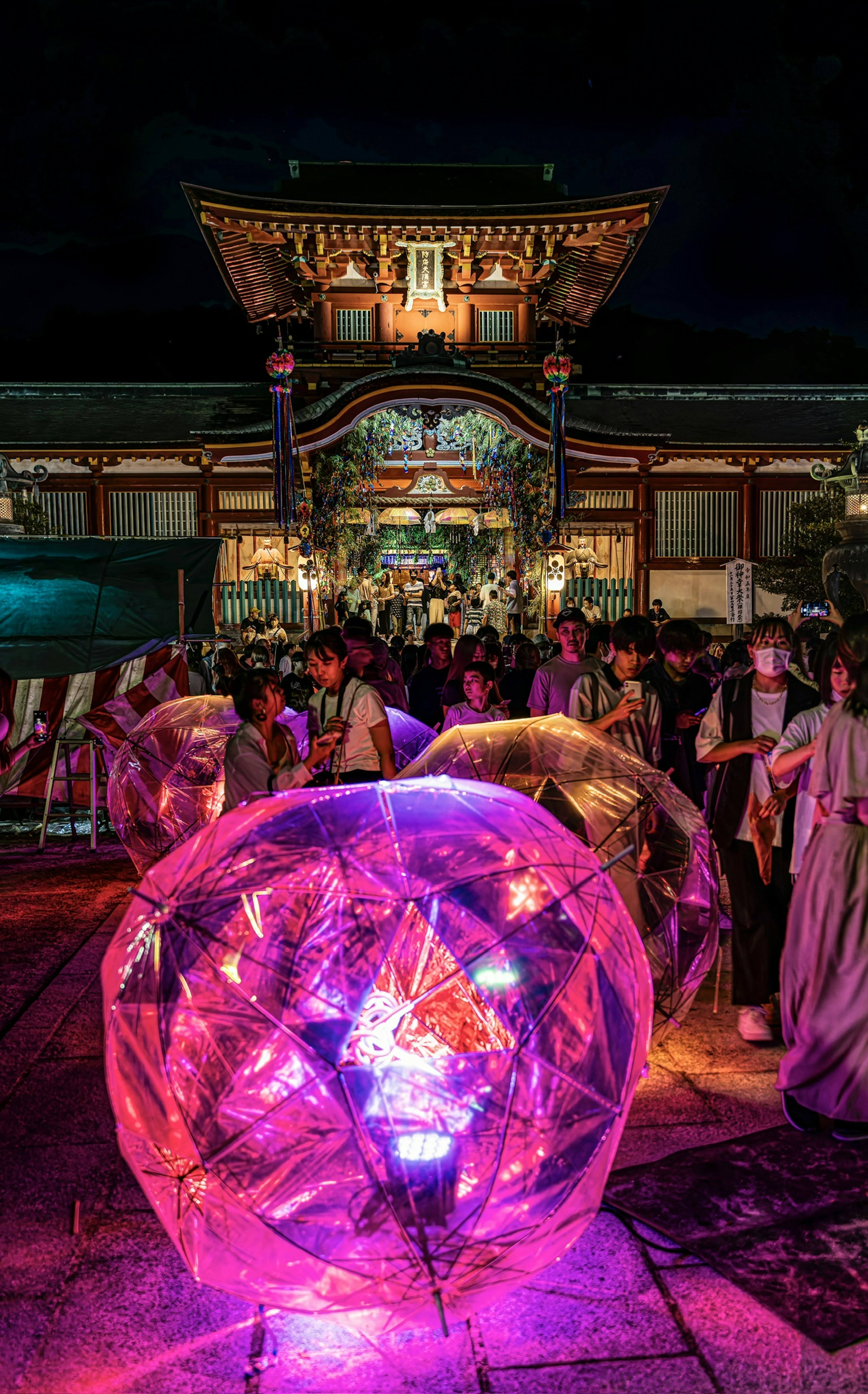 夜晚发光的球体和聚集在神社附近的人们