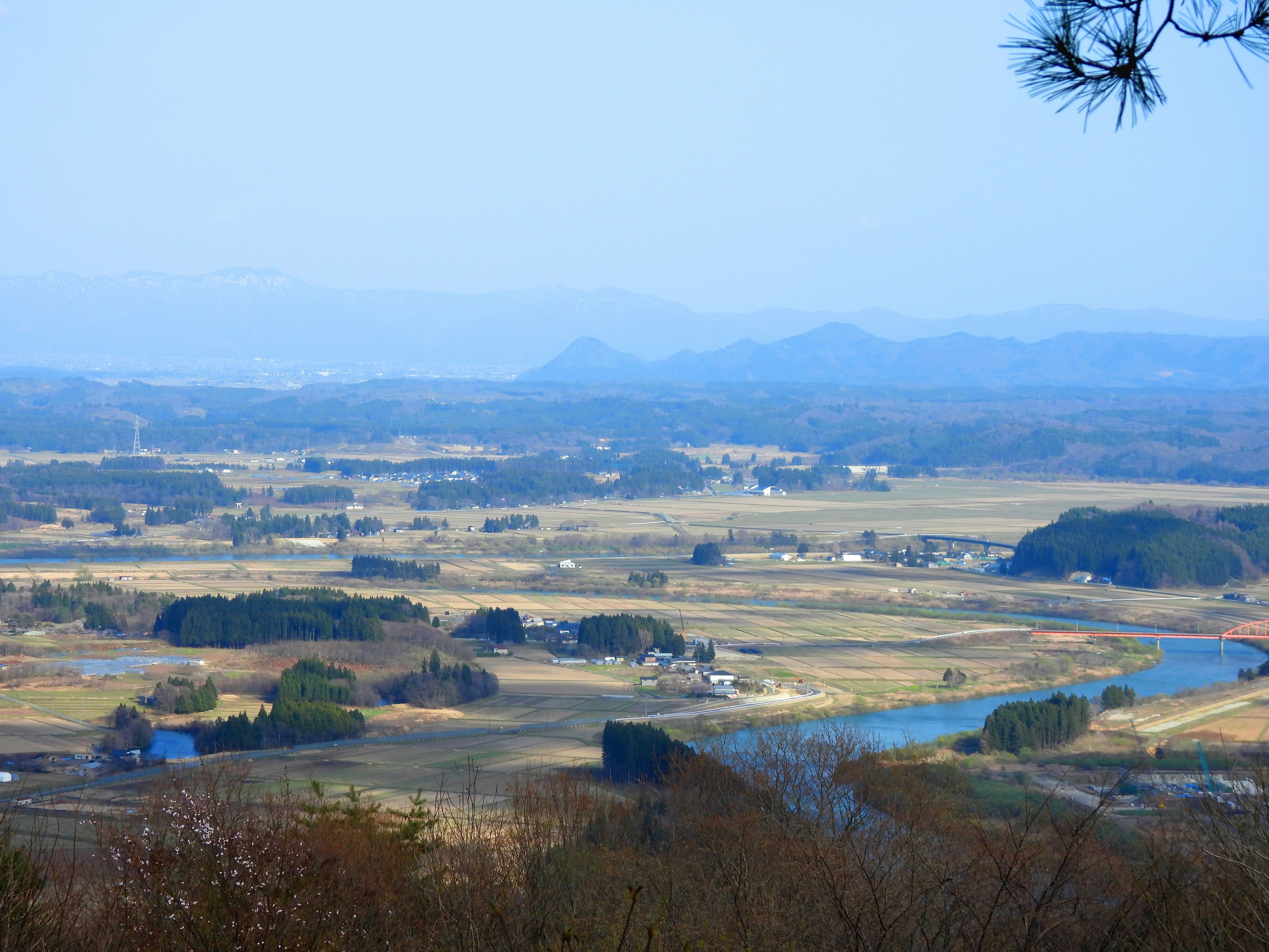 Paysage rural vaste avec une rivière sous un ciel bleu clair