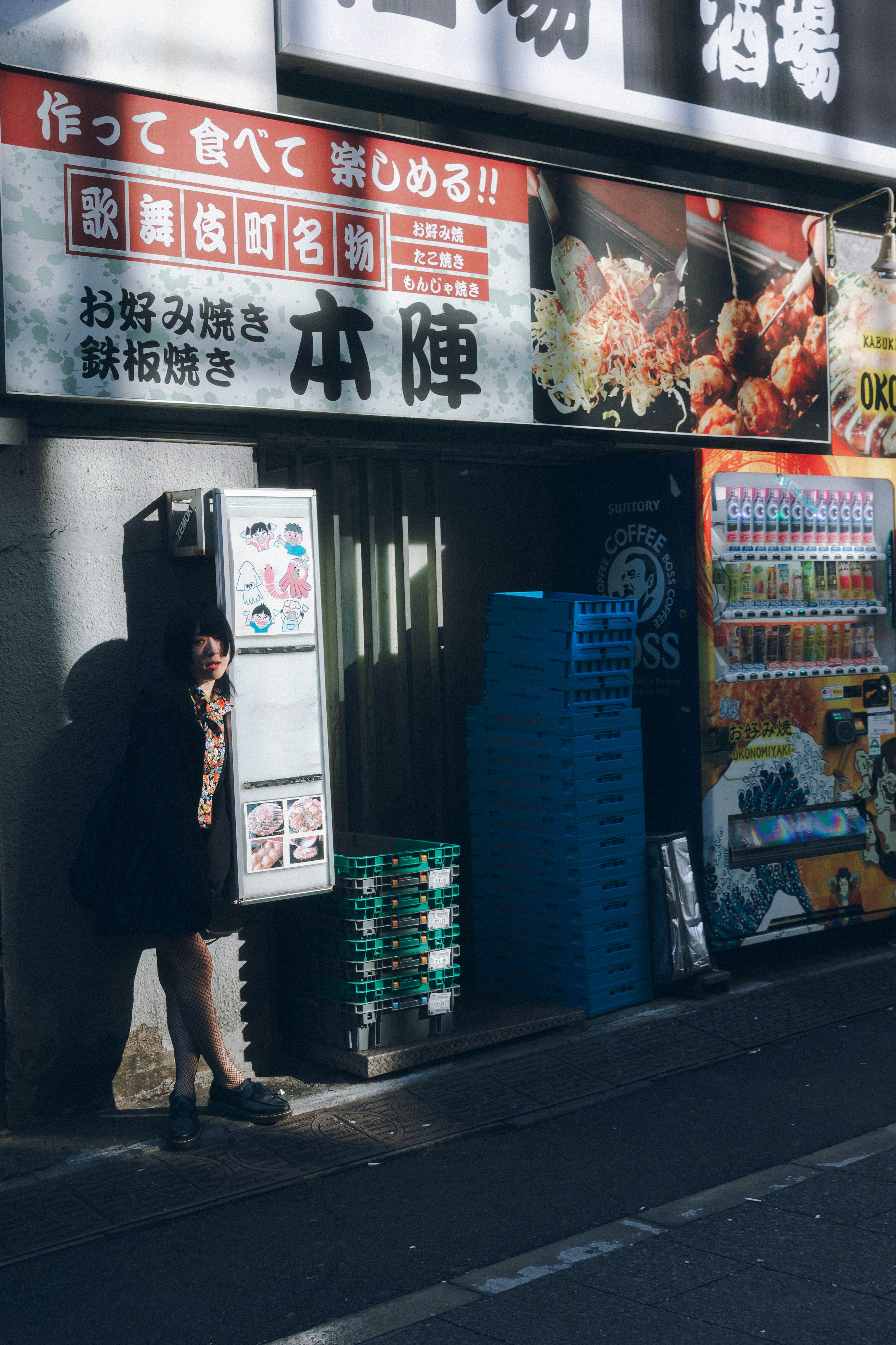 賑やかな商店街の外観に立つ人物と色とりどりの看板