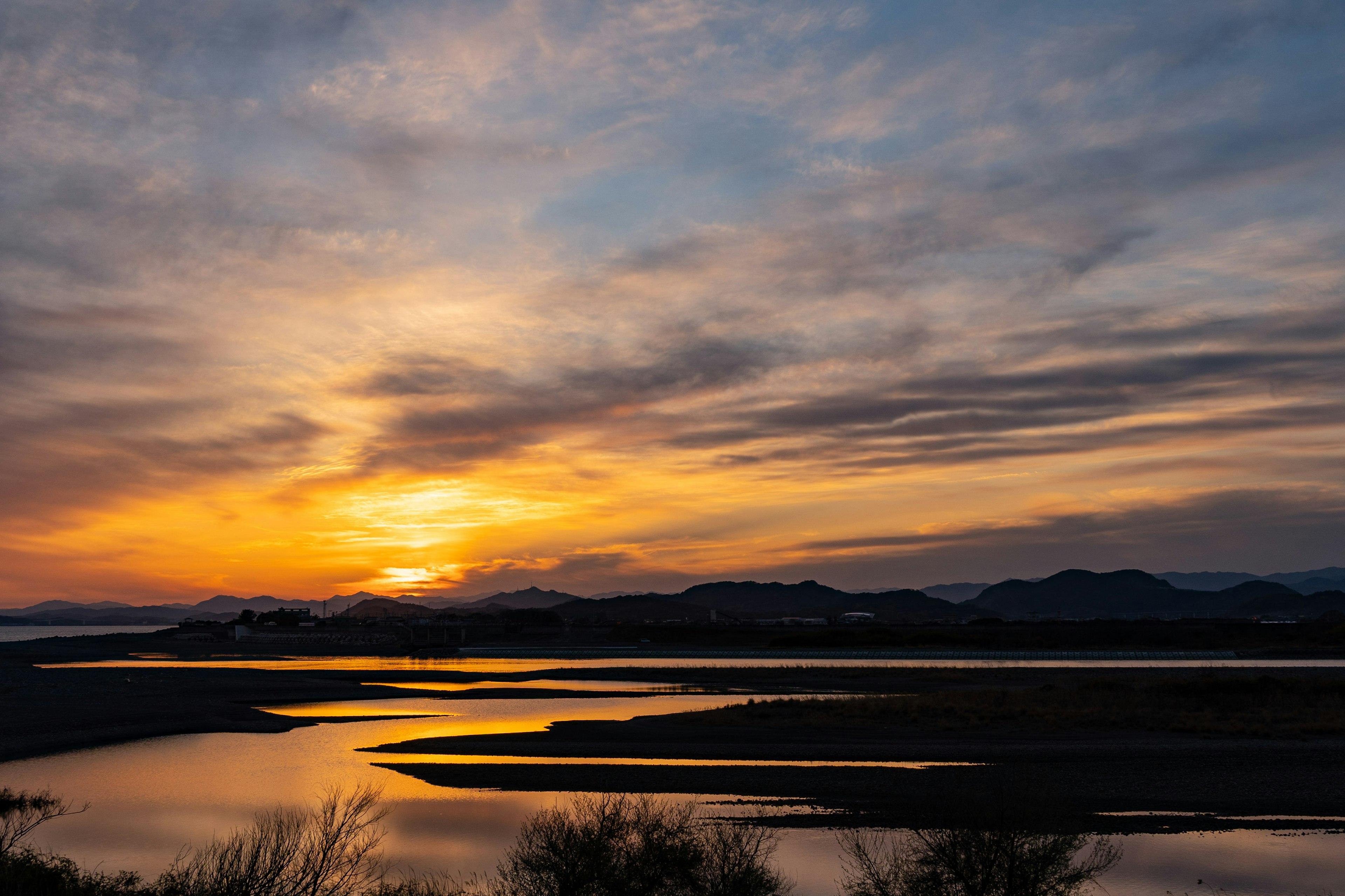 夕焼けの美しい景色と川の流れ