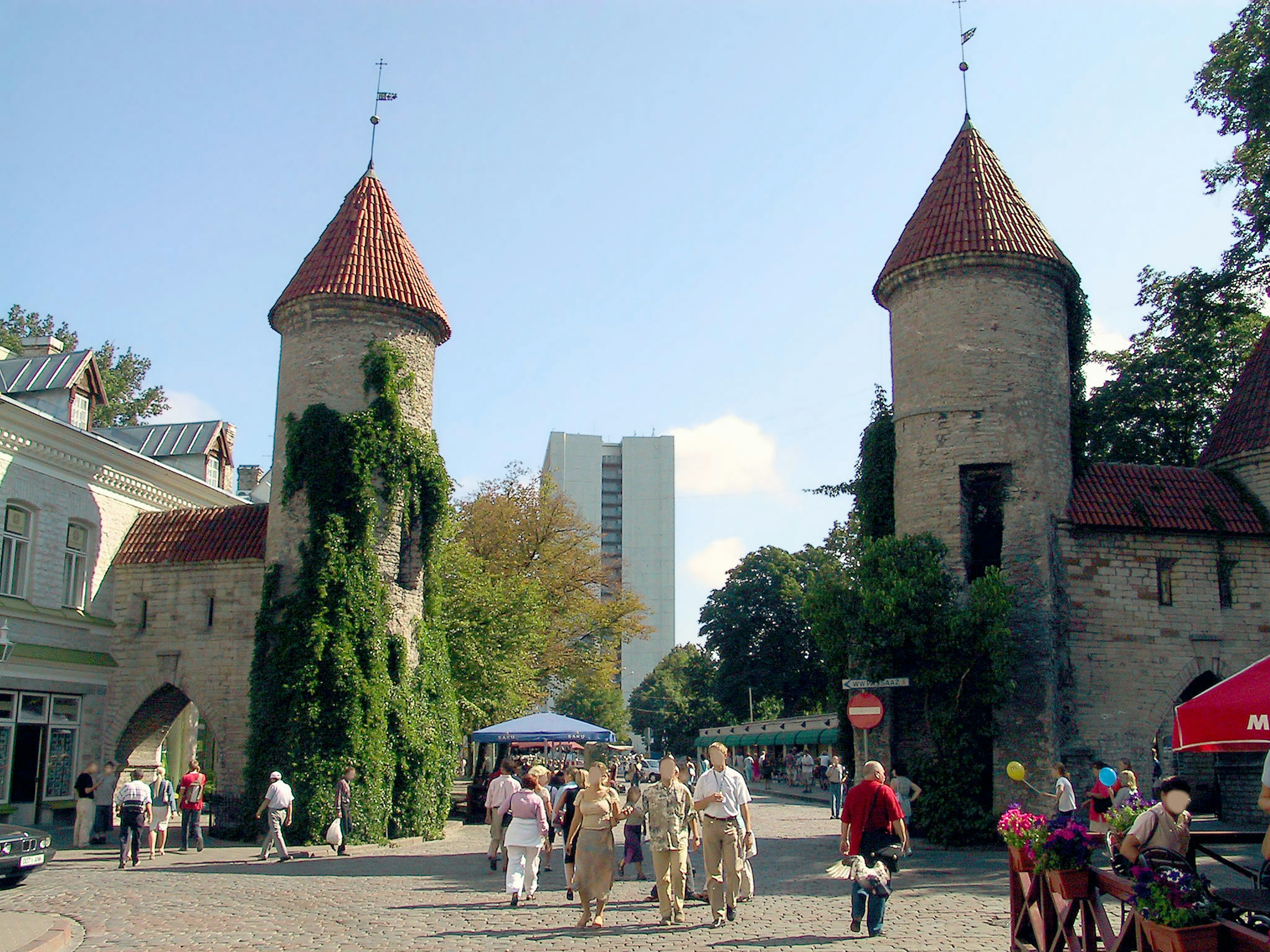 Tours historiques avec des bâtiments modernes en arrière-plan et des personnes marchant