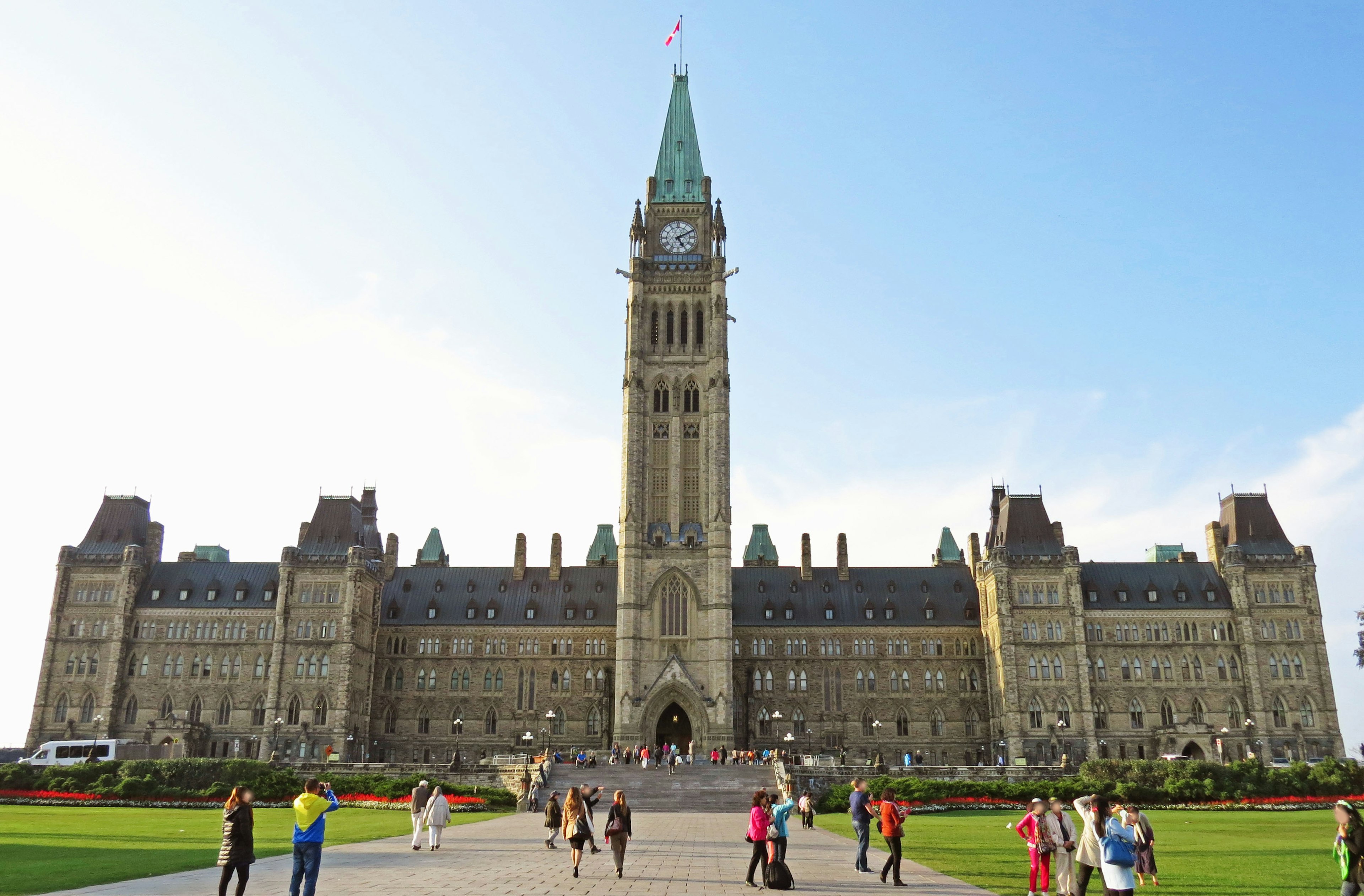 Bâtiment majestueux de la colline du Parlement à Ottawa avec la tour de l'horloge