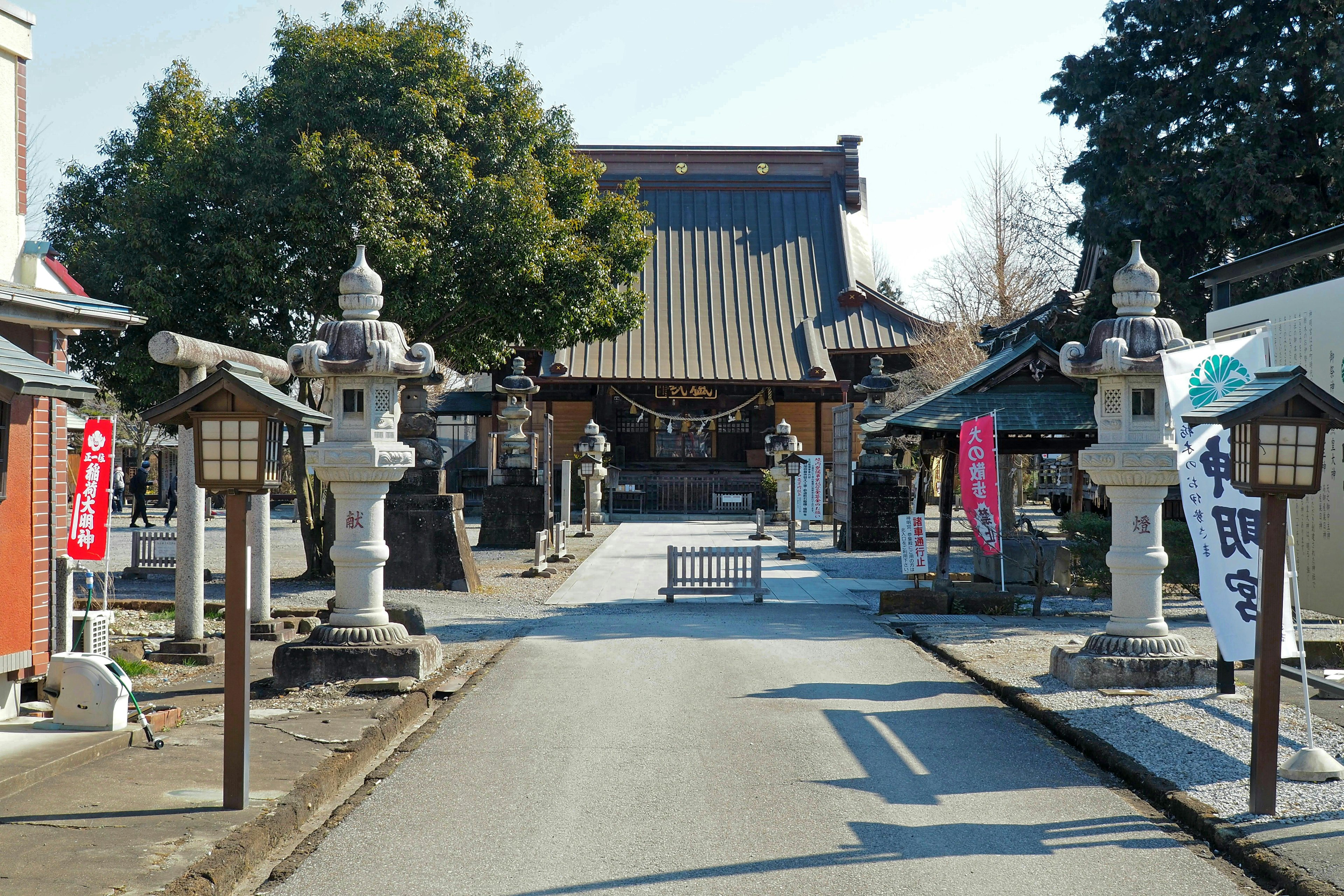 寧靜的神社小徑，石燈籠和寺廟屋頂相映