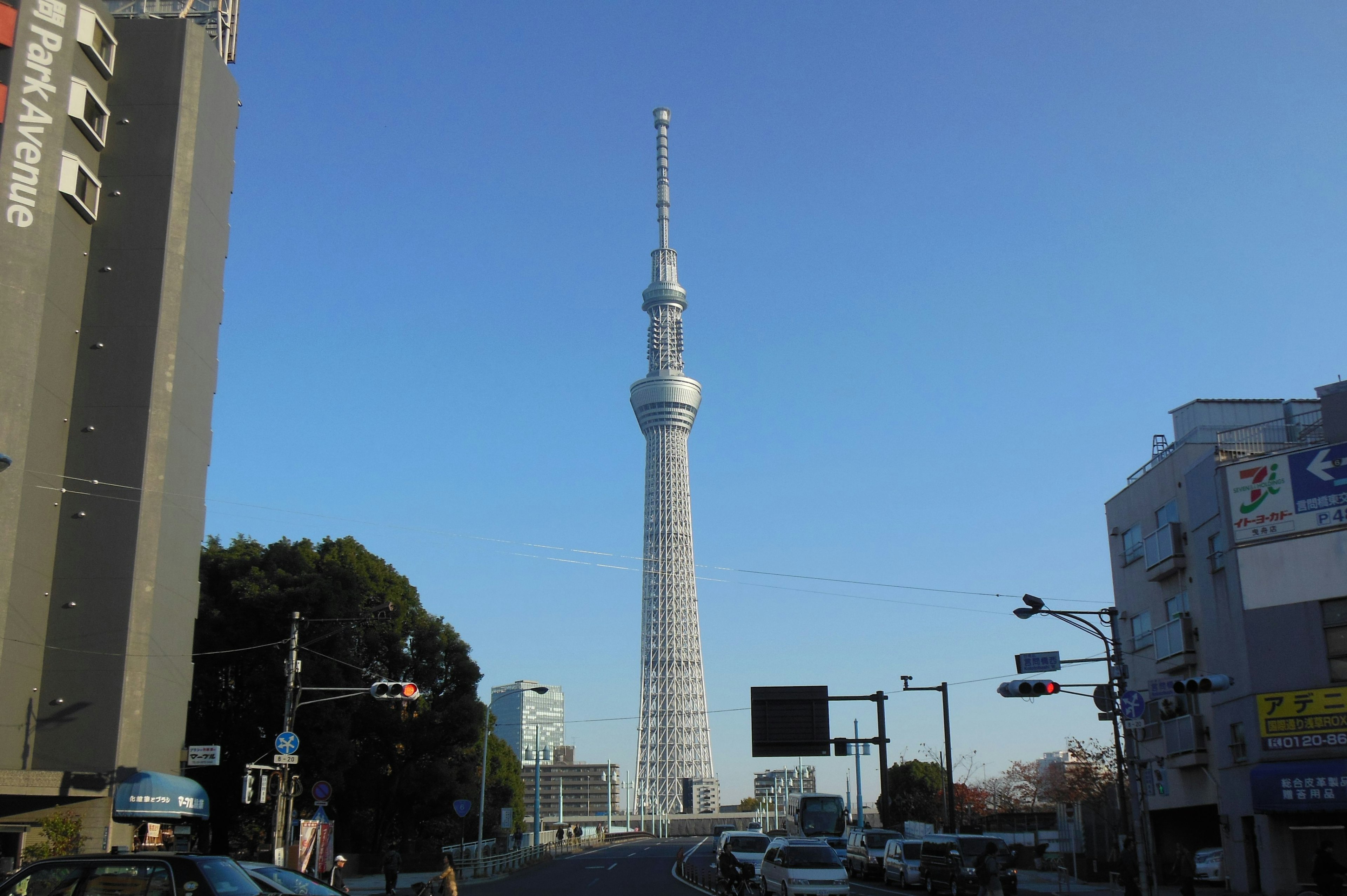 Tokyo Skytree menjulang di bawah langit biru yang cerah