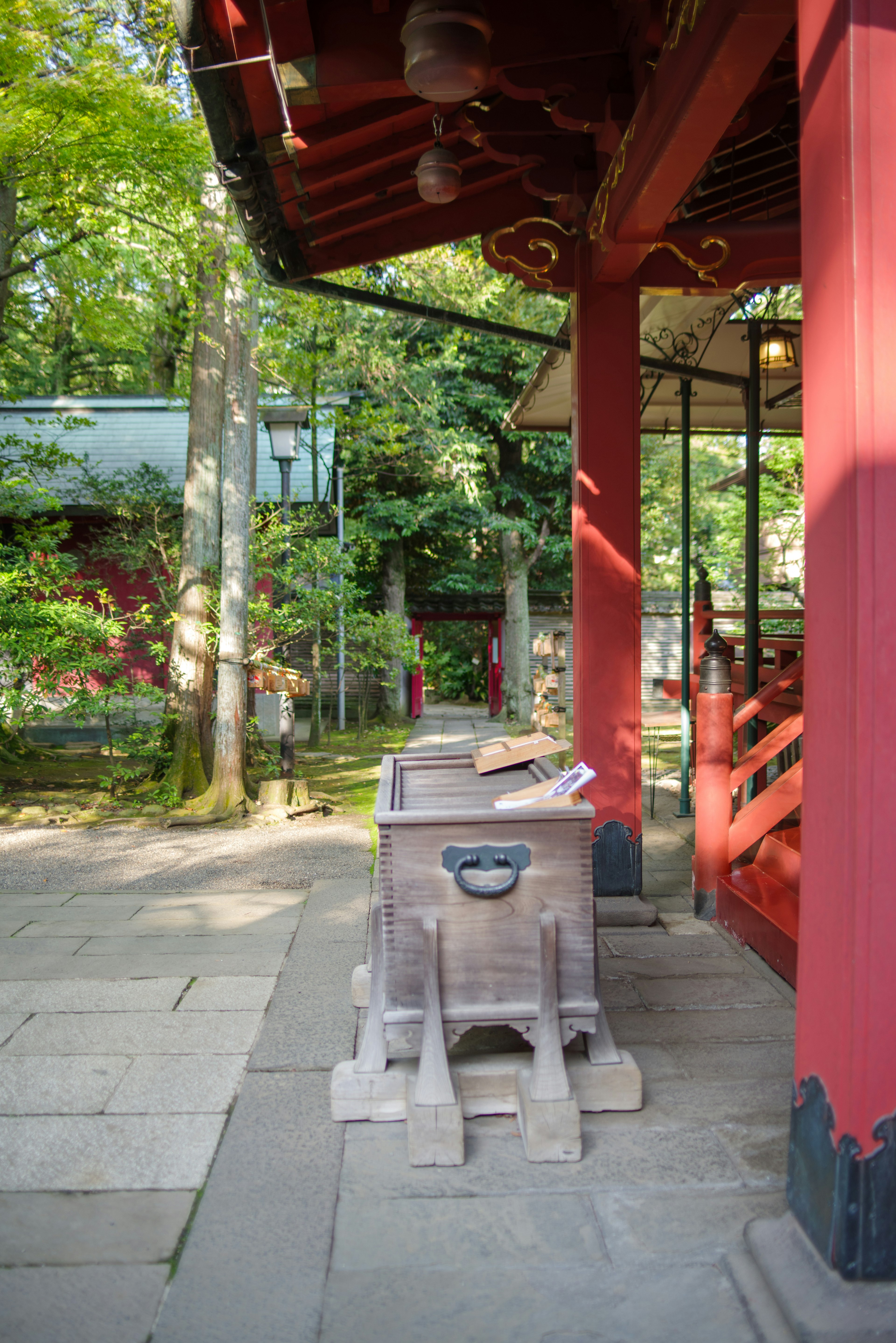 一个寺庙外观的风景，有红色柱子和木制手推车