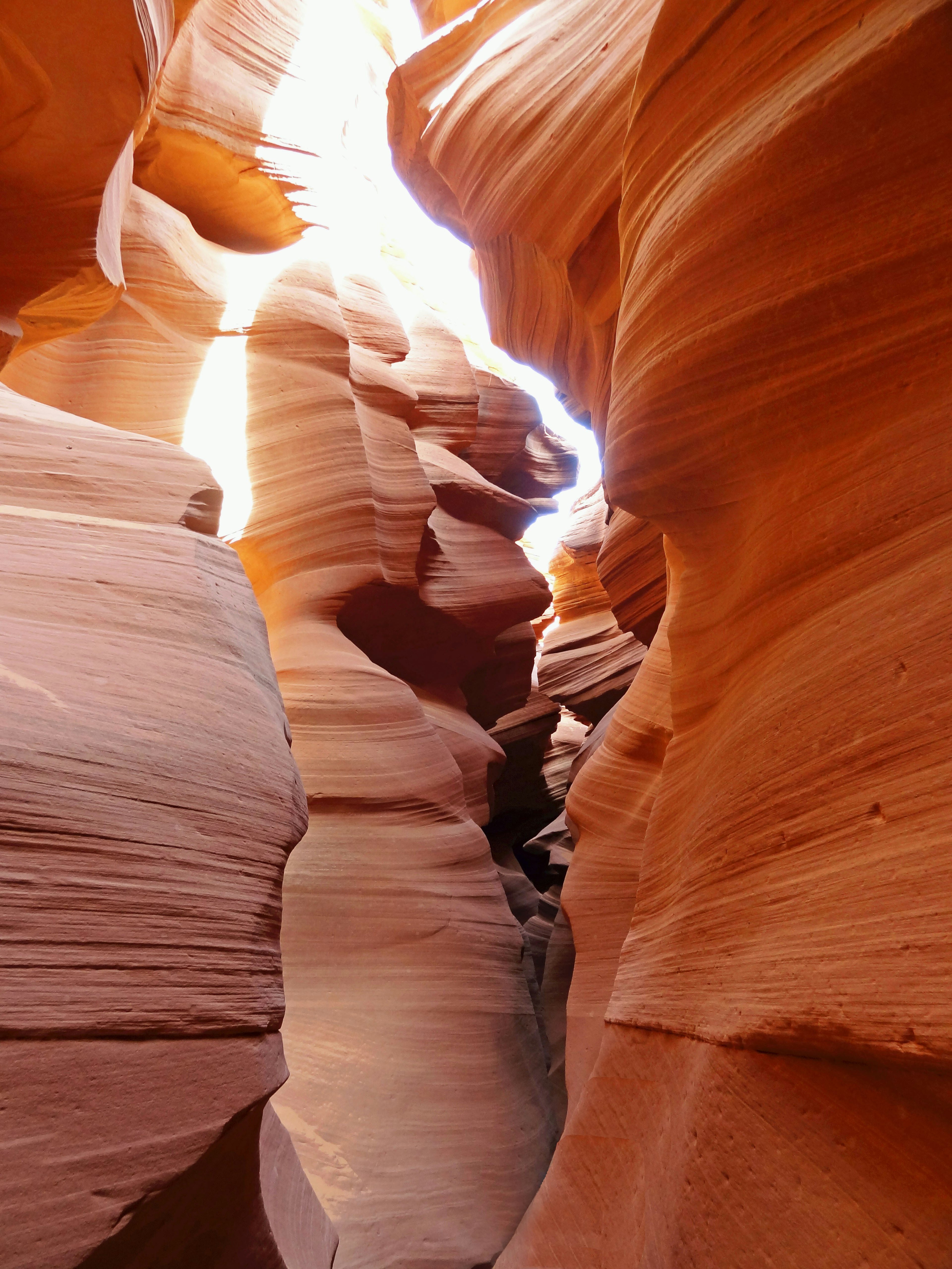 Schmaler Durchgang in einer schönen roten Sandsteinschlucht