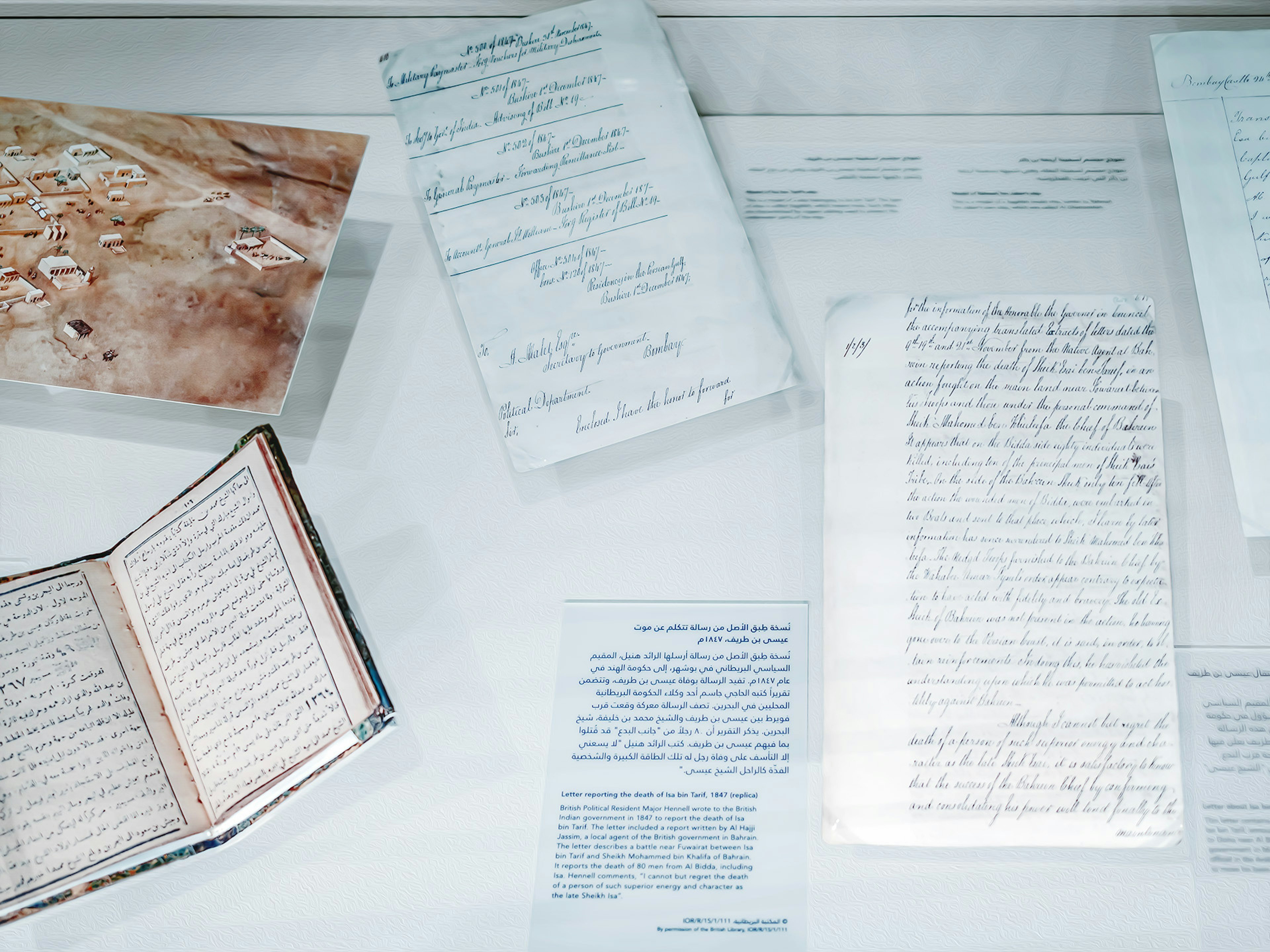 Une collection de documents manuscrits historiques et d'un livre en exposition