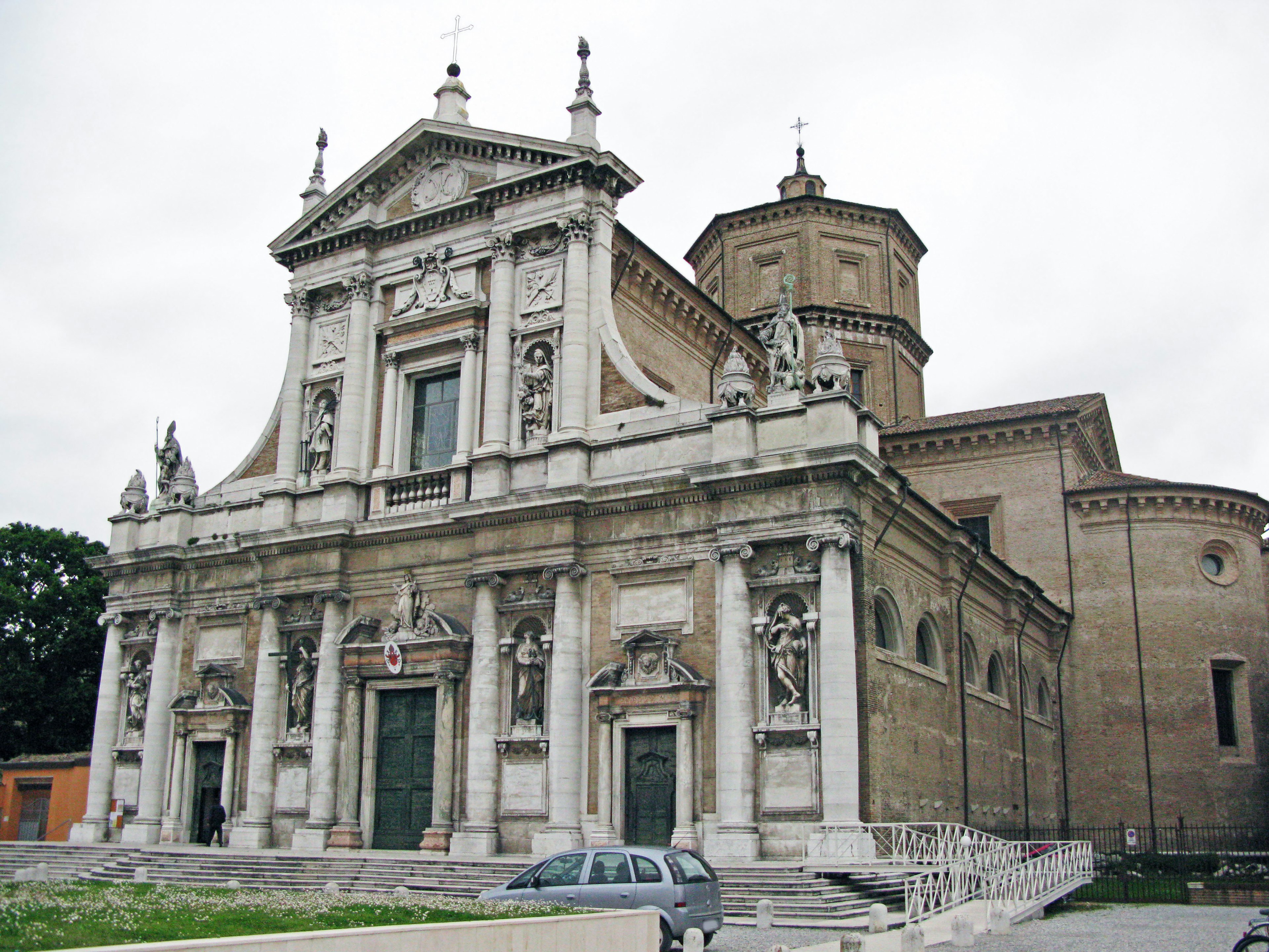 Élégante façade d'église de style baroque avec de grandes colonnes et des sculptures